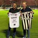 John Textor, do Botafogo, troca camisa com presidente do Vitória