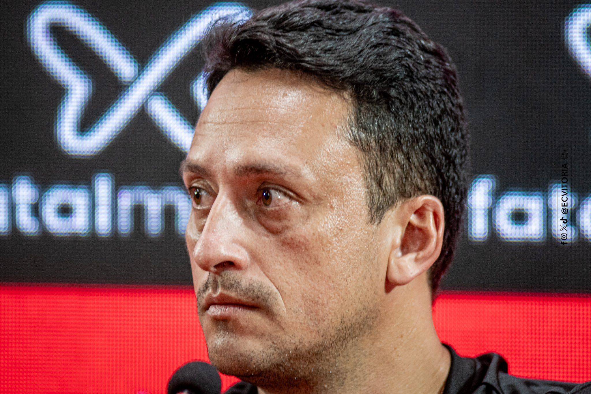 Diretor do Vitória responde sobre possível contratação de Marinho