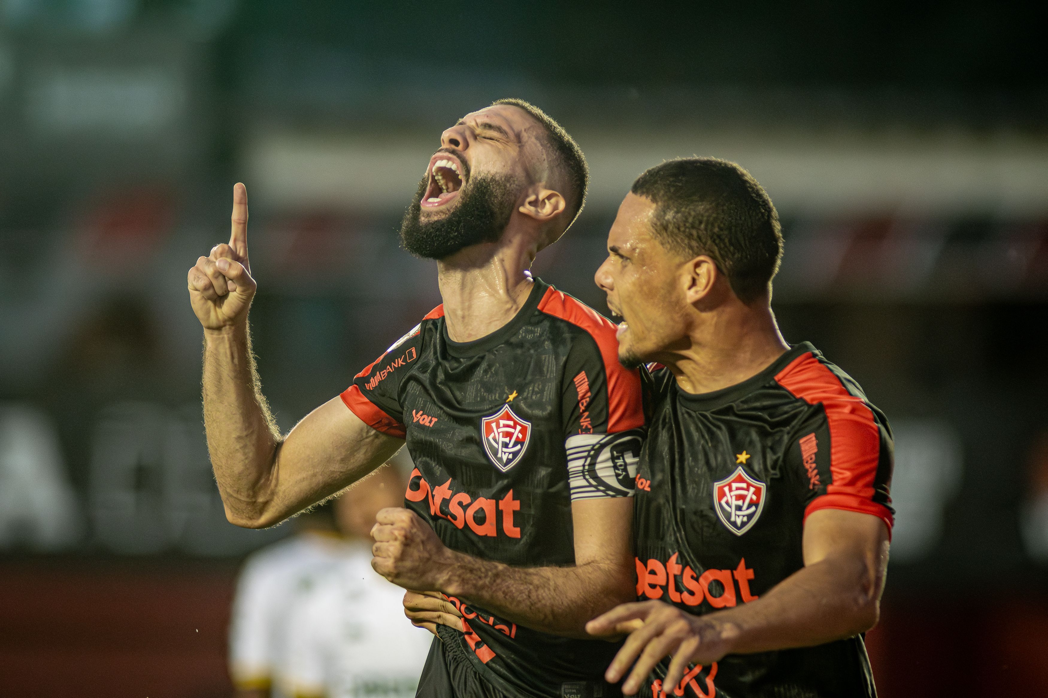 Ex-Cruzeiro decide, Vitória vence o Cuiabá e sai do Z4 do Brasileirão