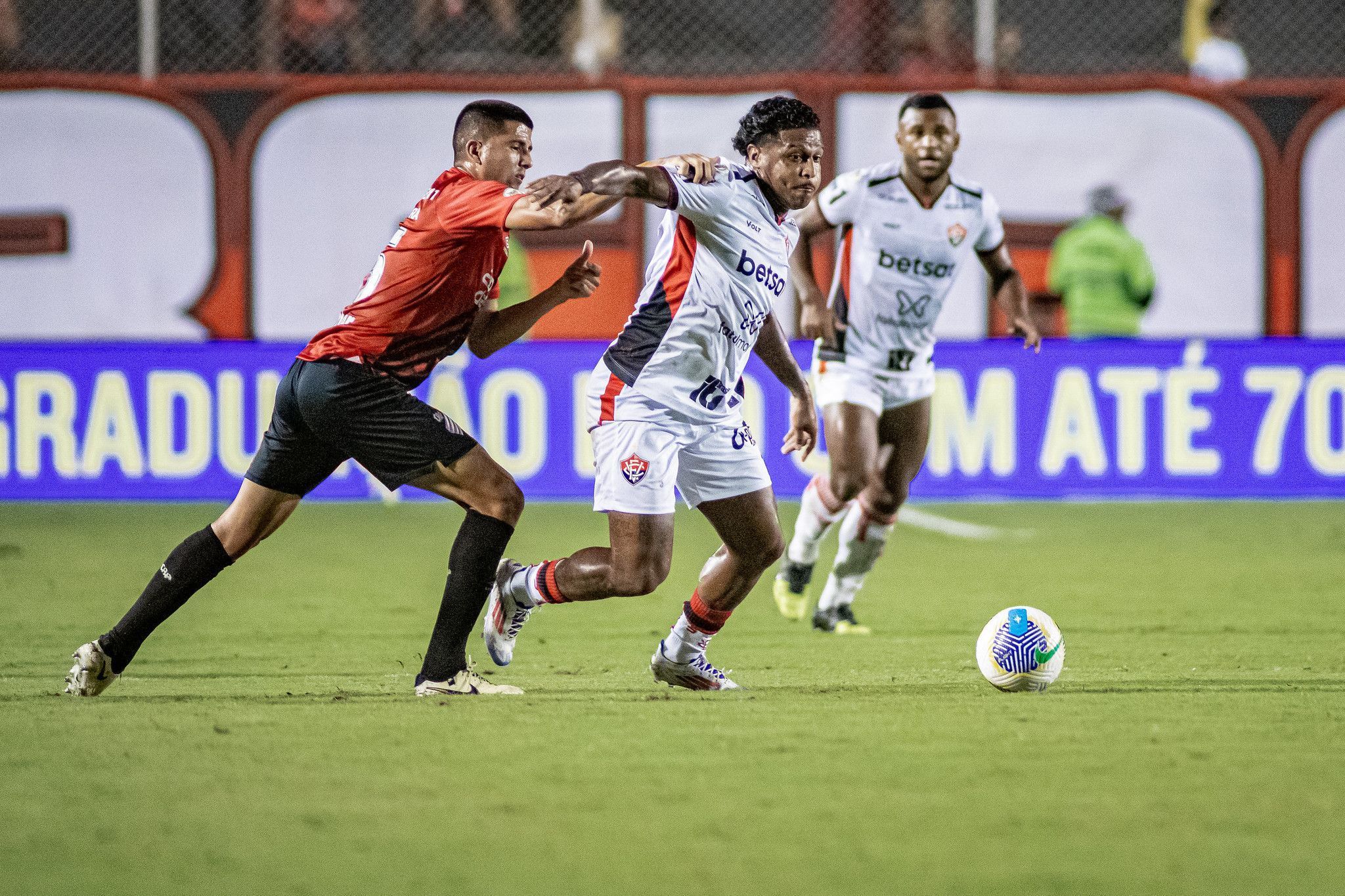 Com dores na panturrilha, volante deve desfalcar Vitória por dois jogos