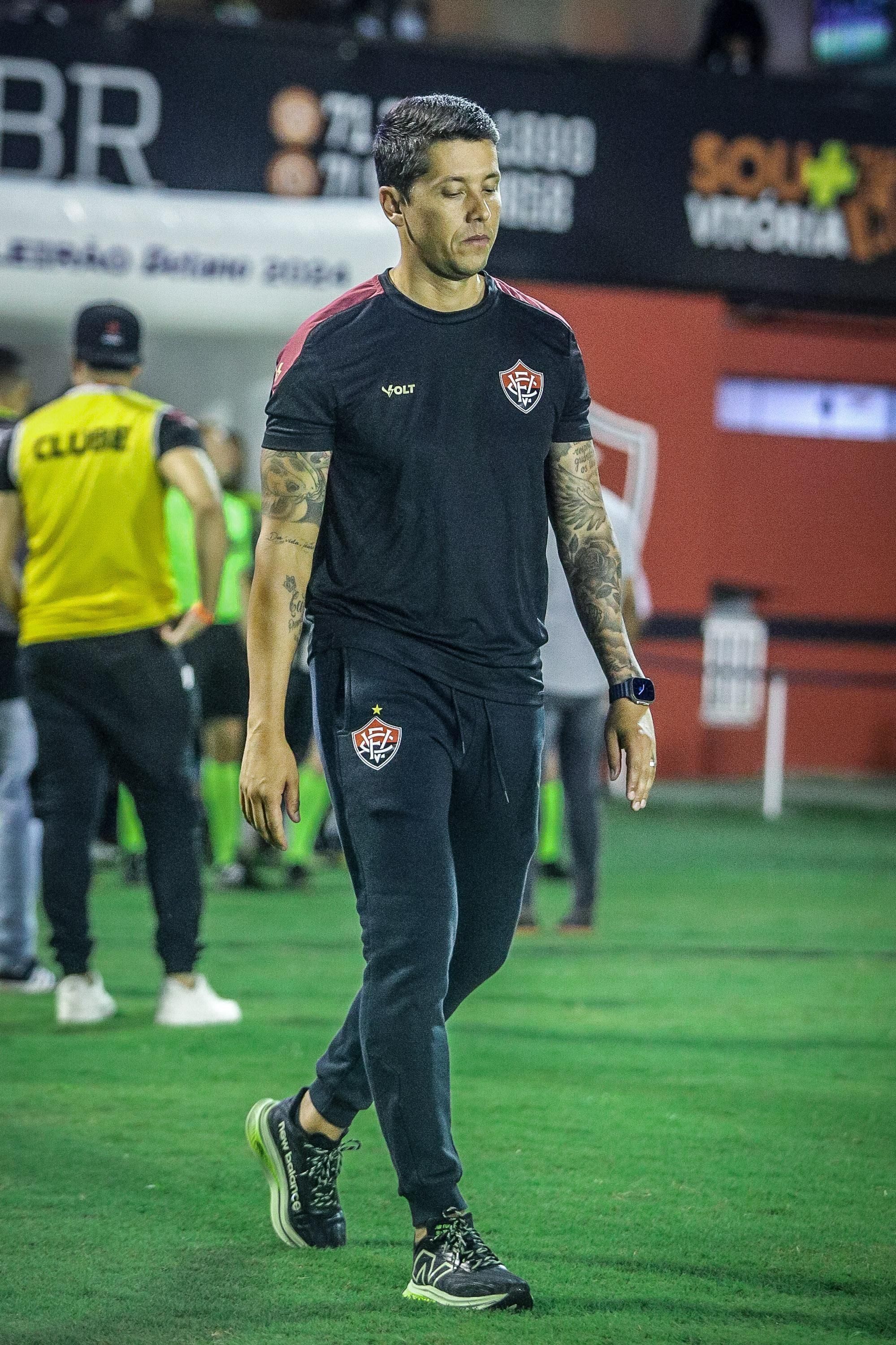 Carpini detona arbitragem após derrota do Vitória para o Botafogo