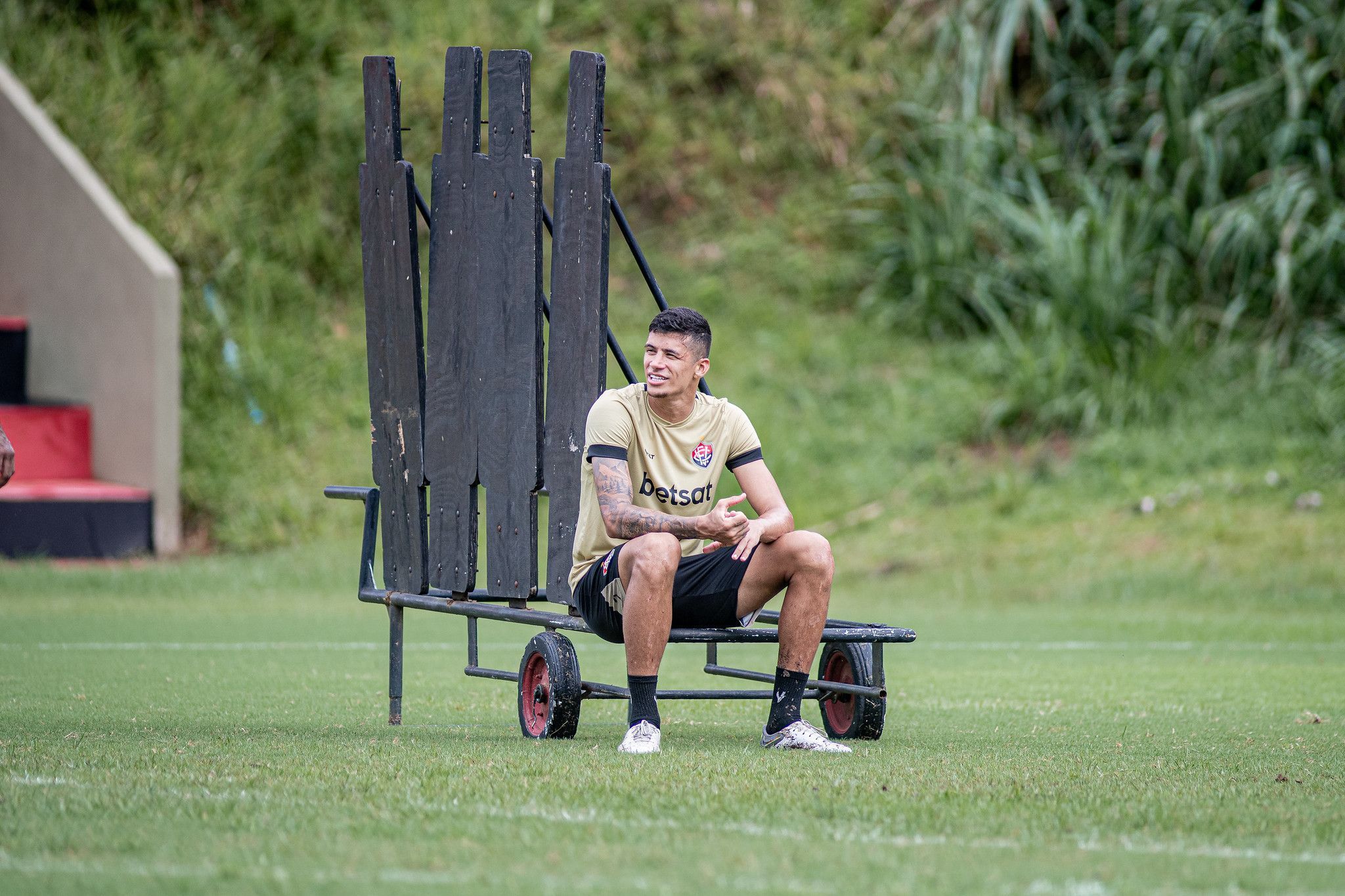 Zagueiro inicia transição e pode reforçar Vitória contra o Cruzeiro