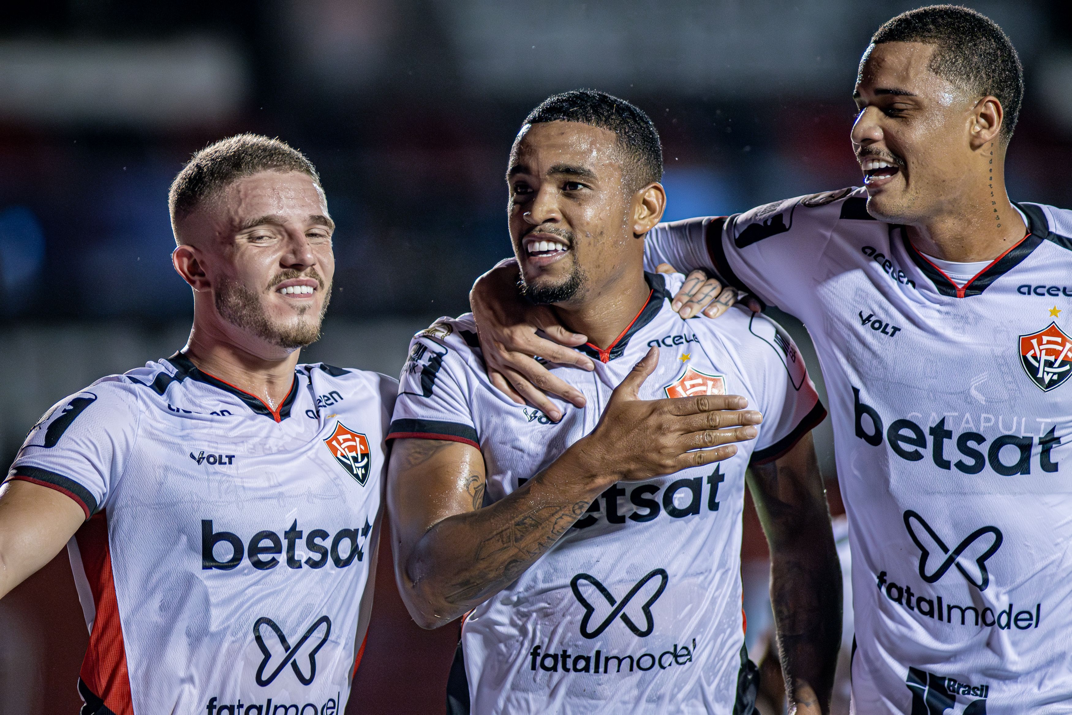 Vitória sofre, mas vence o Criciúma e se afasta do Z4 do Brasileiro