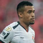 Artilheiro do Brasileirão rescinde contrato e fica livre no mercado