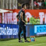 Thiago Carpini reage ao empate do Vitória e mira permanência na Série A