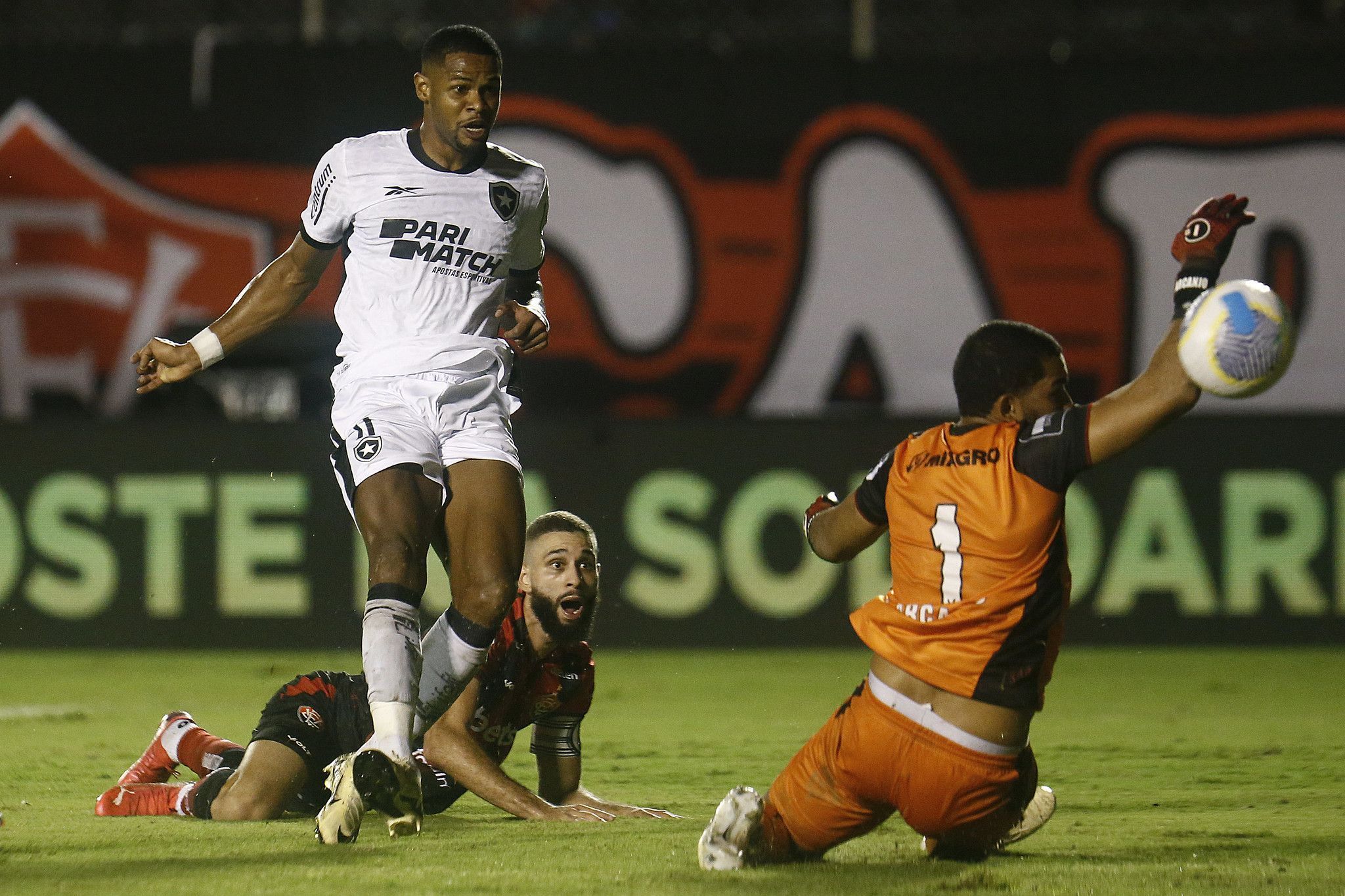 Vitória envia representação à CBF contra arbitragem de duelo com o Botafogo