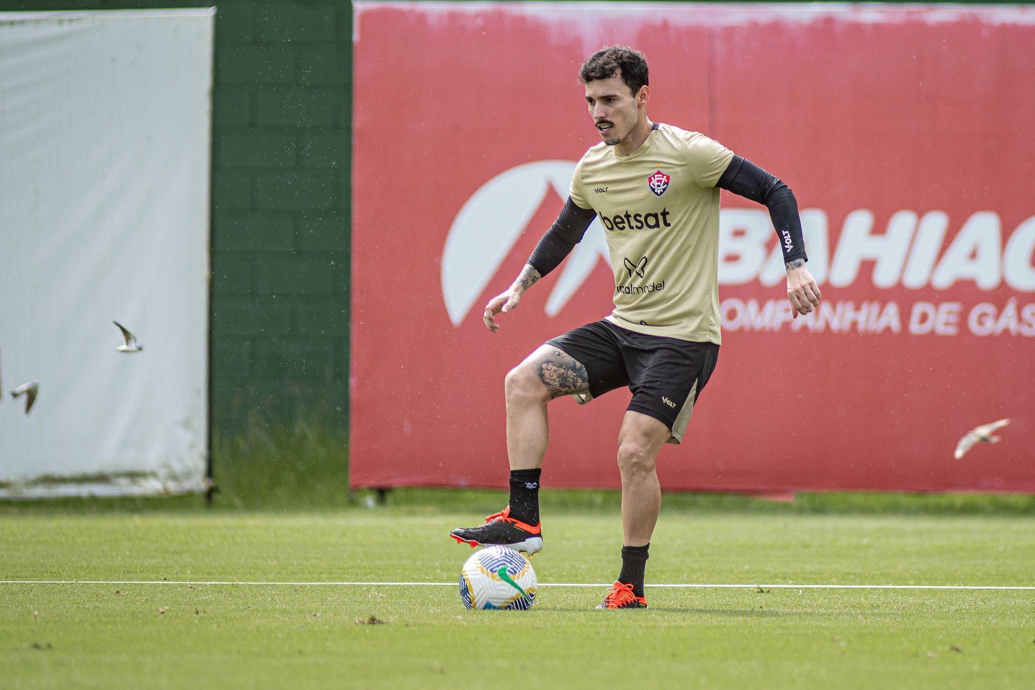 Lateral campeão olímpico com a Seleção está de saída do Vitória