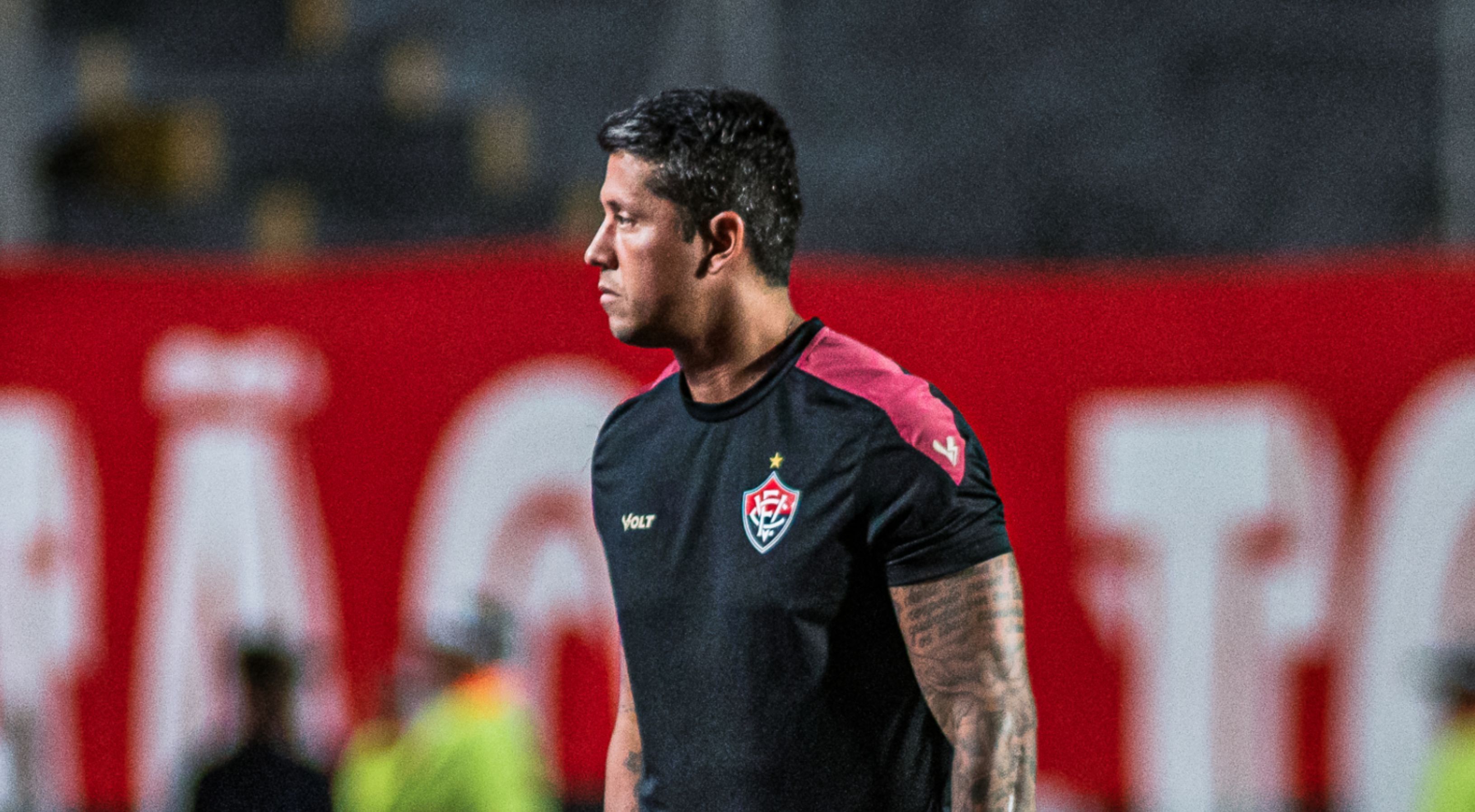 Técnico do Vitória, Carpini reage à polêmica em torno de Lucas Esteves