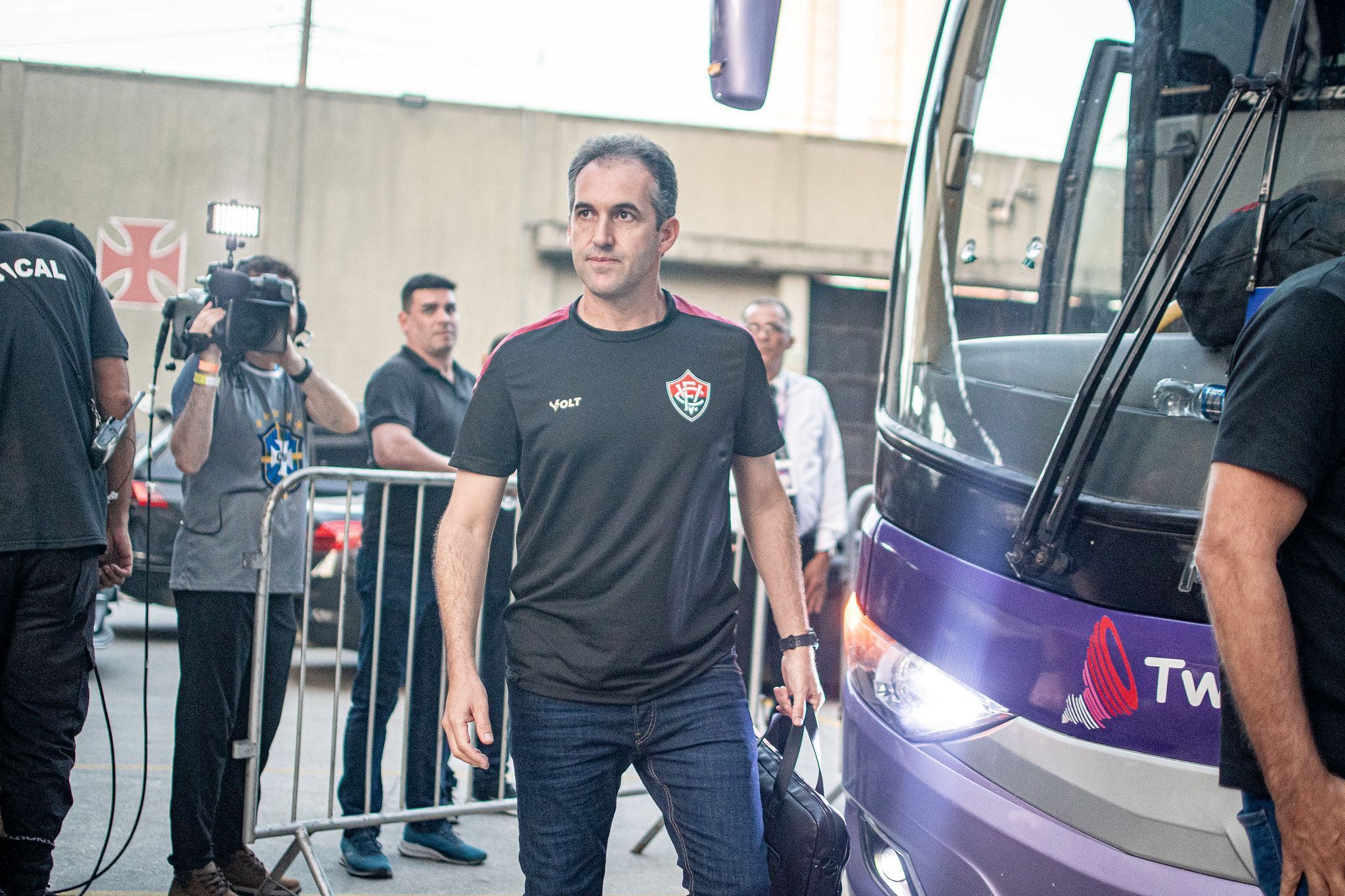 Presidente do Vitória revela bastidores da demissão de Léo Condé