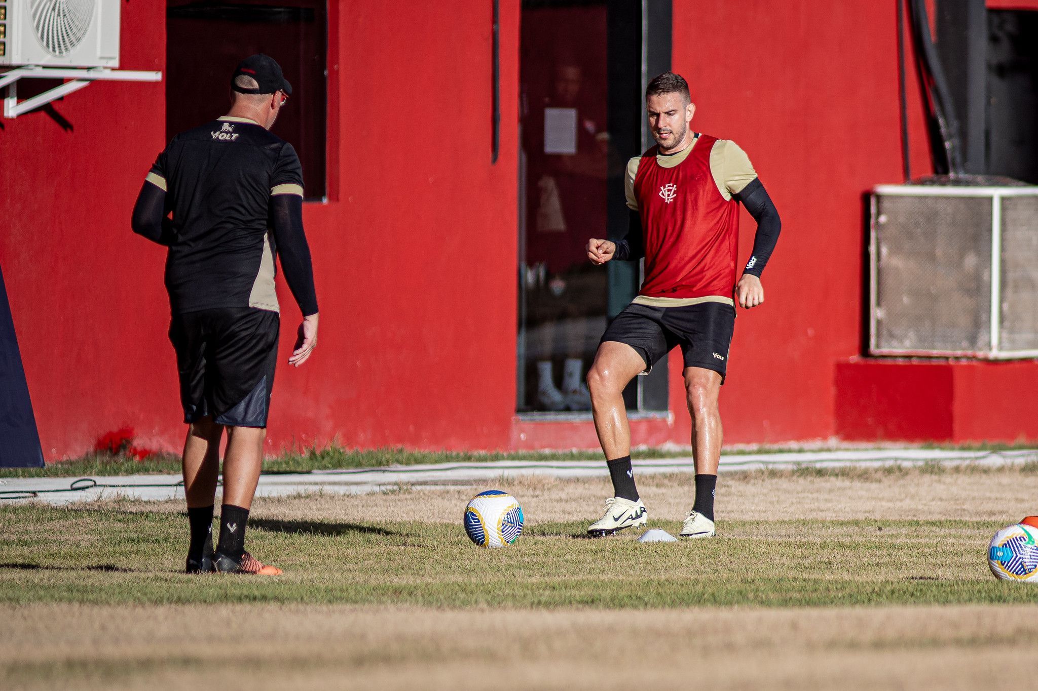 Vitória fecha janela com três contratações; veja nomes