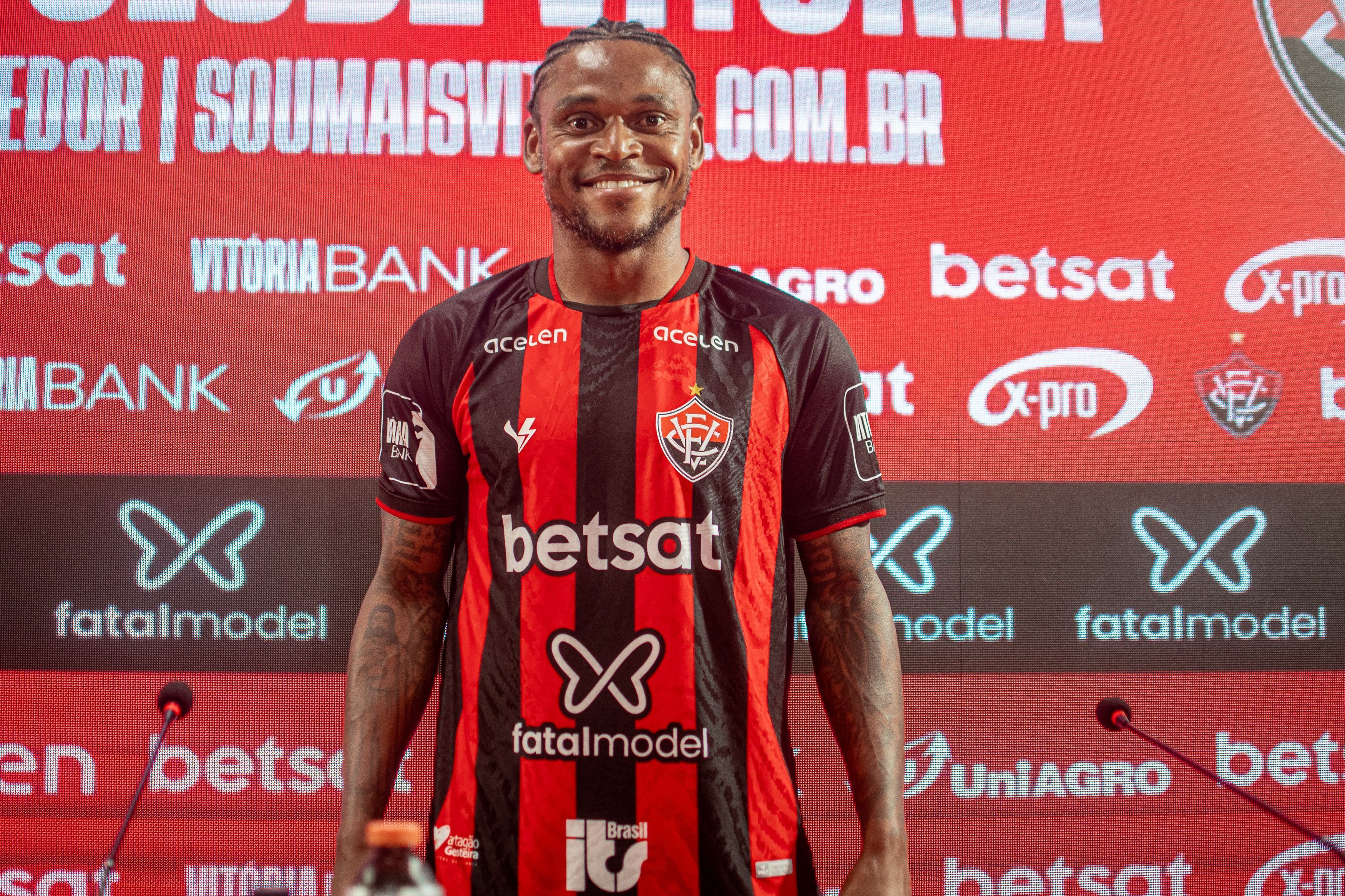 Luiz Adriano, do Vitória, promete 'pescaria' se marcar gol no Ba-Vi