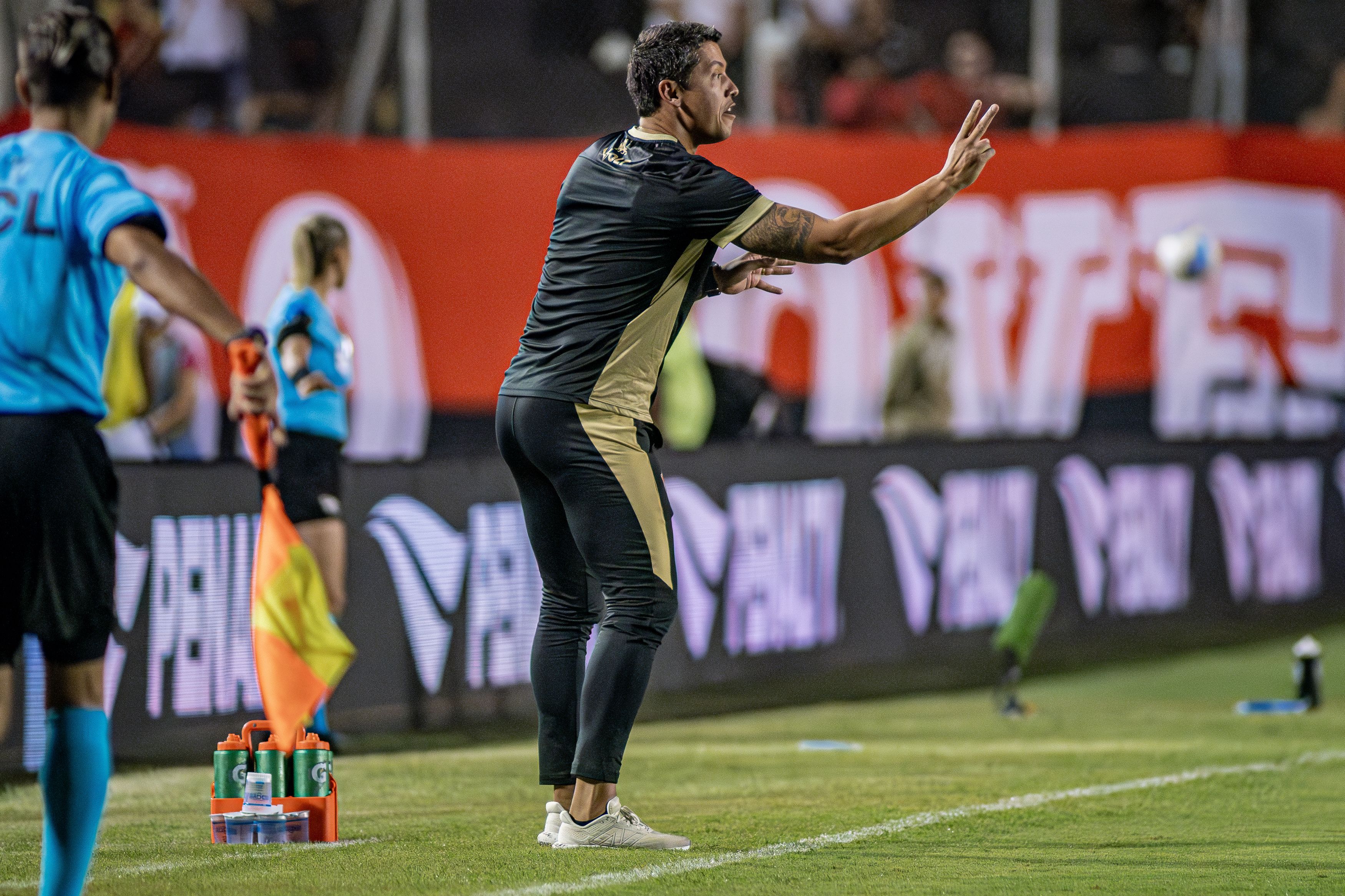 Estreante, Carpini aponta problemas do Vitória e cobra maior equilíbrio