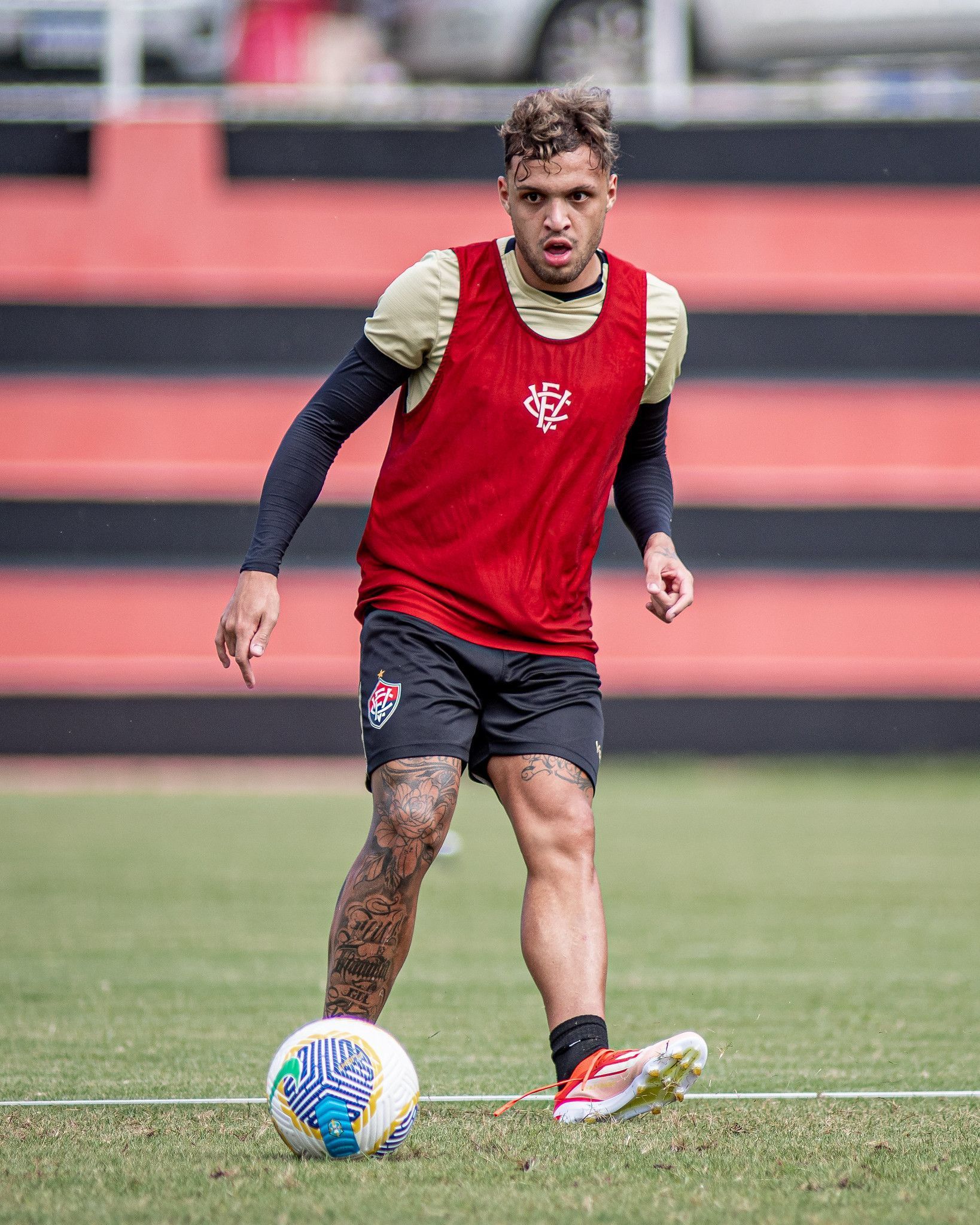 Ex-Cruzeiro volta a ser titular no Vitória após quase três meses