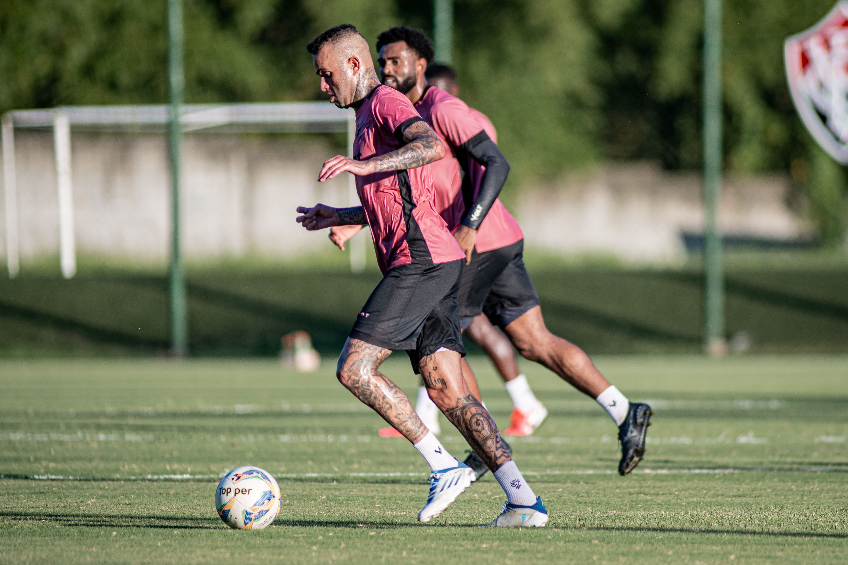 Com Luan e Daniel Jr, Vitória vence coletivo contra time da base
