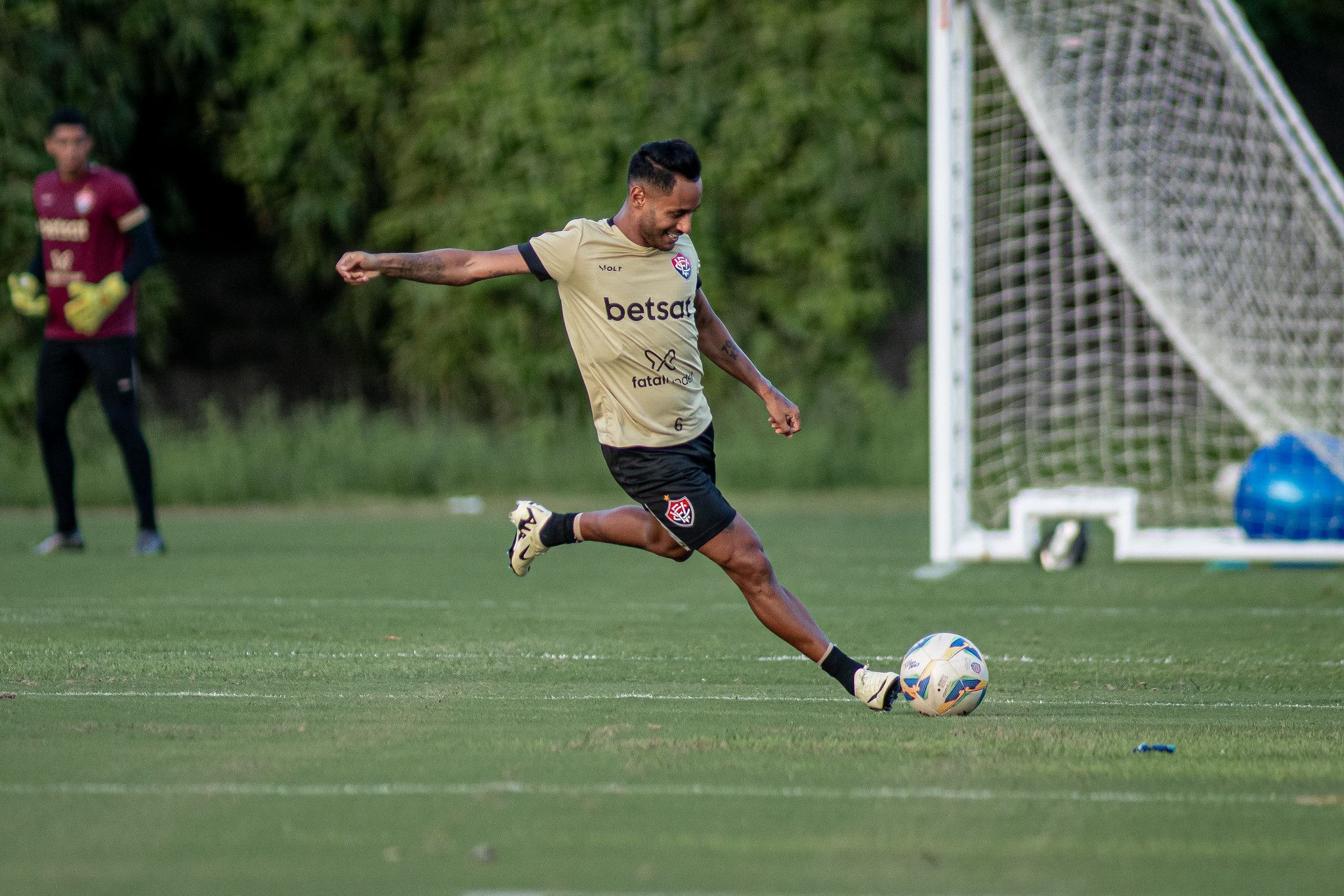 Cortado por Carpini e acertado com o Goiás, atacante se despede do Vitória