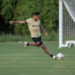 Cortado por Carpini e acertado com o Goiás, atacante se despede do Vitória