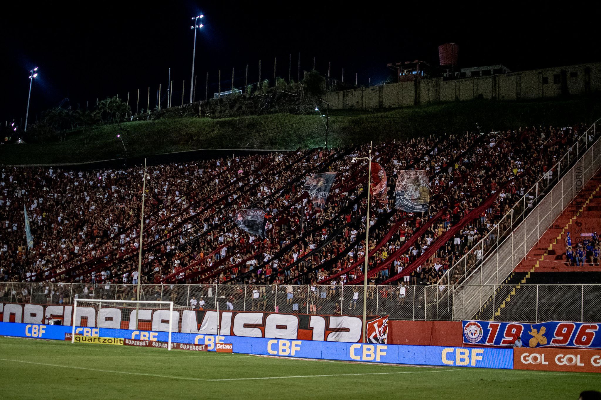 Vitória lança vaquinha para trocar alambrado e iluminação do Barradão