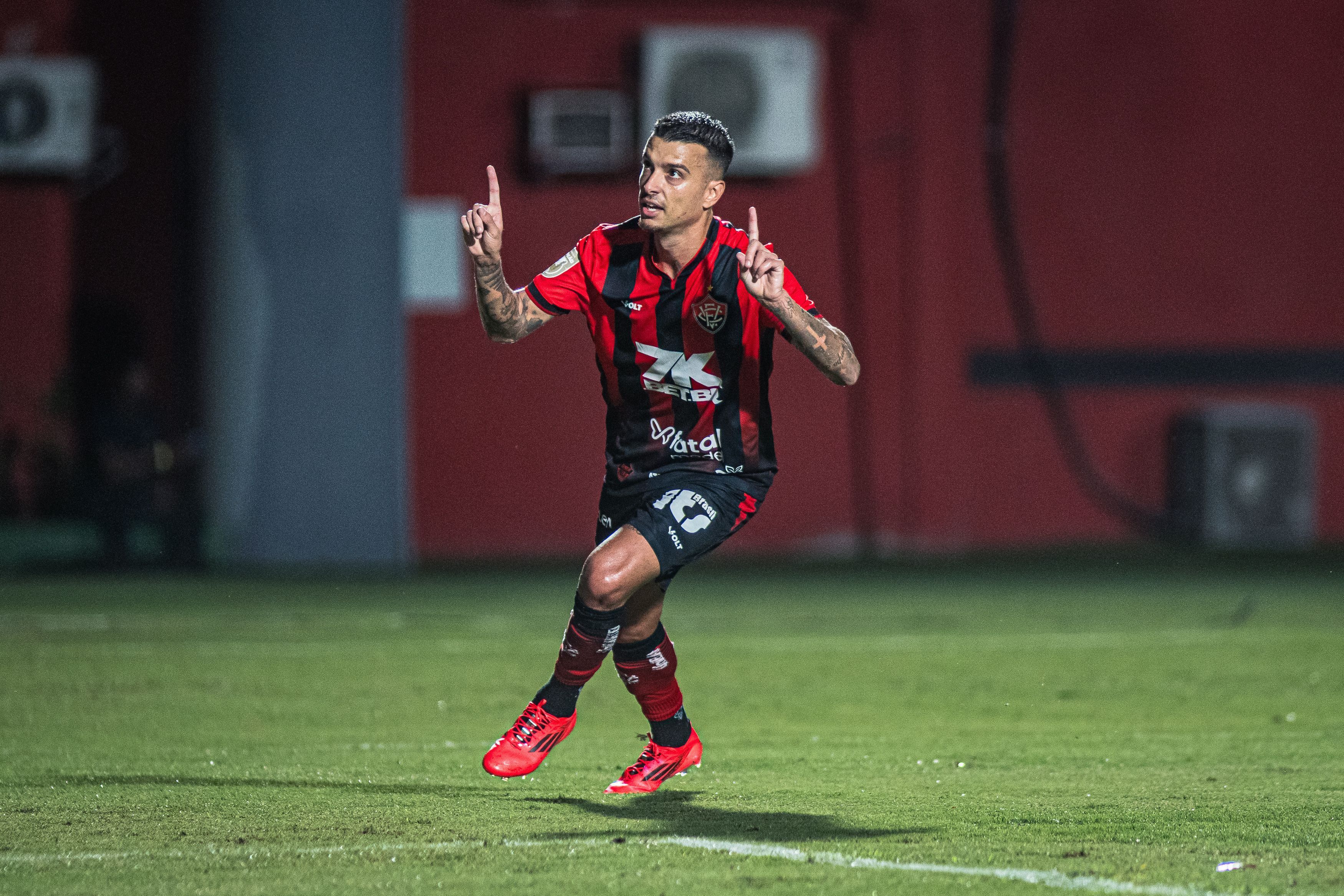Vitória goleia Jacobina-BA no Barradão e se isola na liderança do Baiano