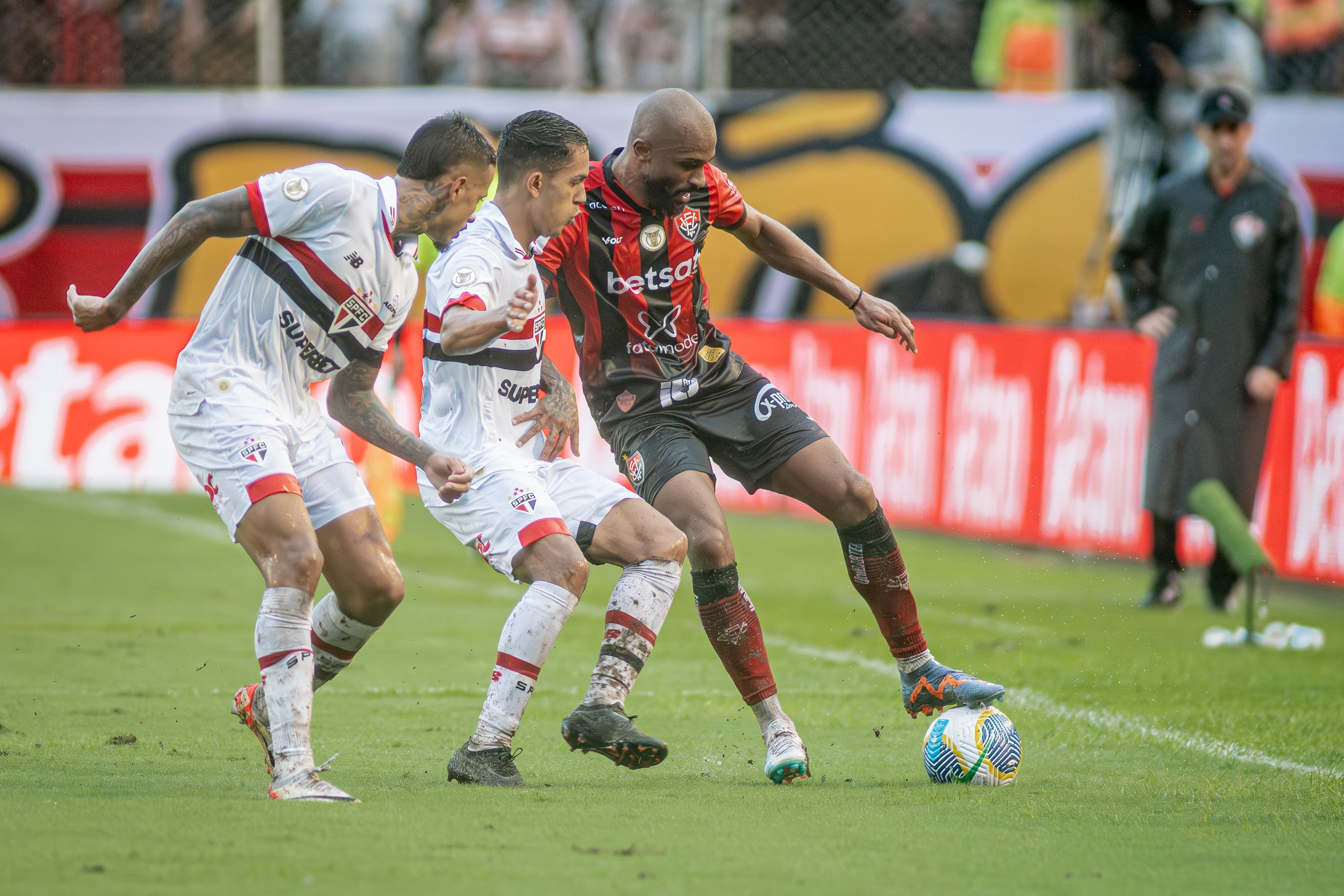 Com um a menos, Vitória é superado pelo São Paulo e se complica na Série A