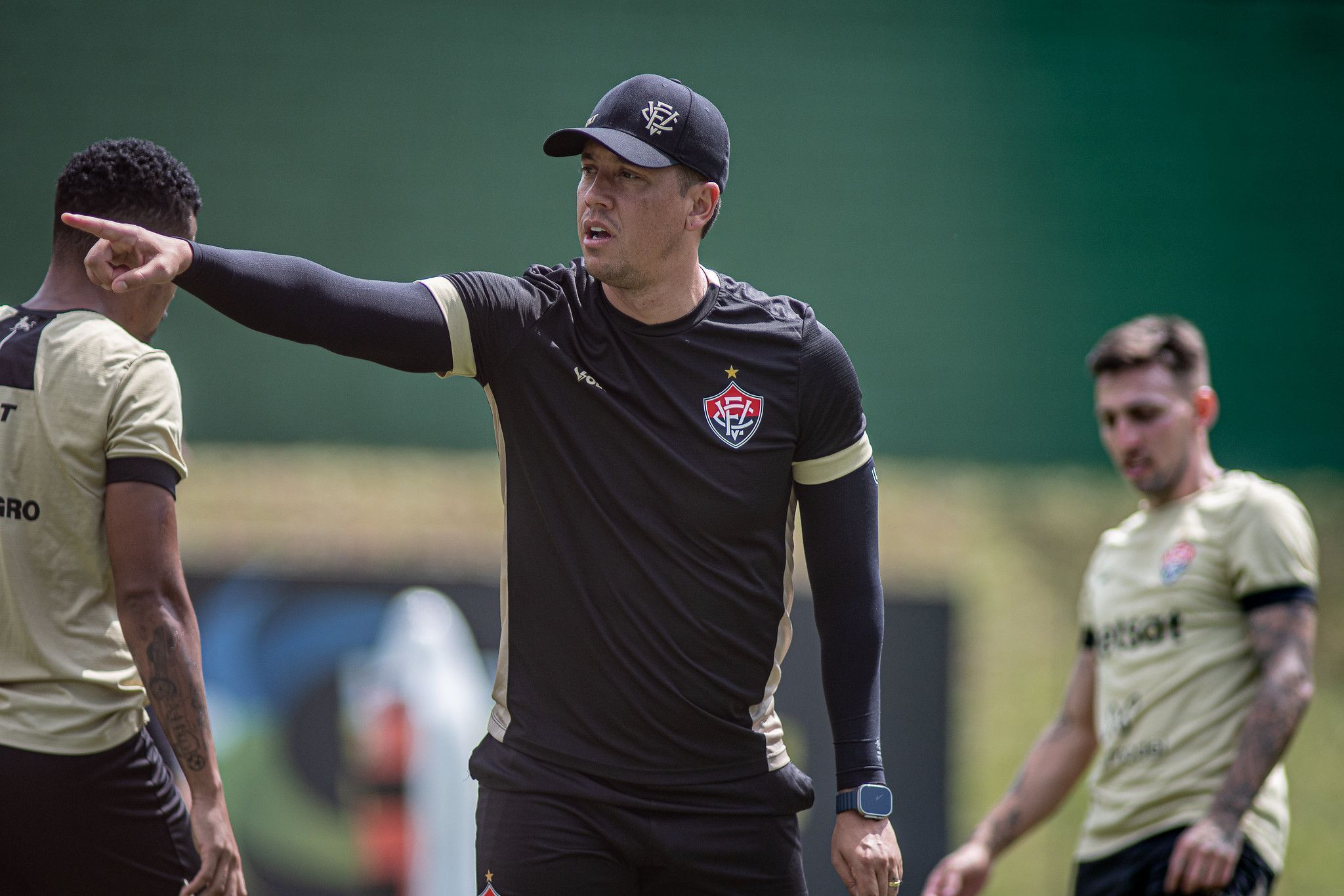 Vitória enfrenta Atlético-GO por esperança de fugir do Z4 do Brasileiro