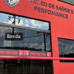 Vitória comete erro de português em CT, e torcedores reagem