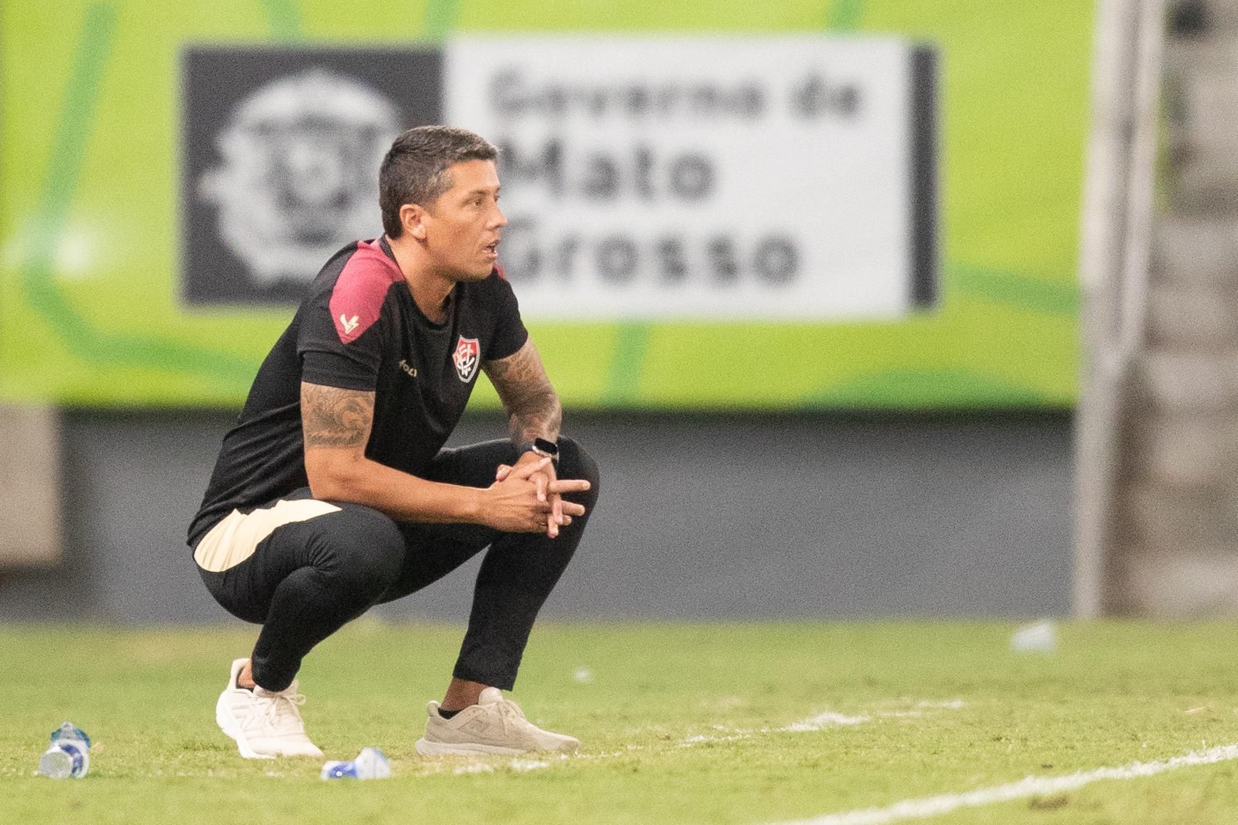 Afundado no Z4, Carpini comemora atuação do Vitória contra o Cuiabá