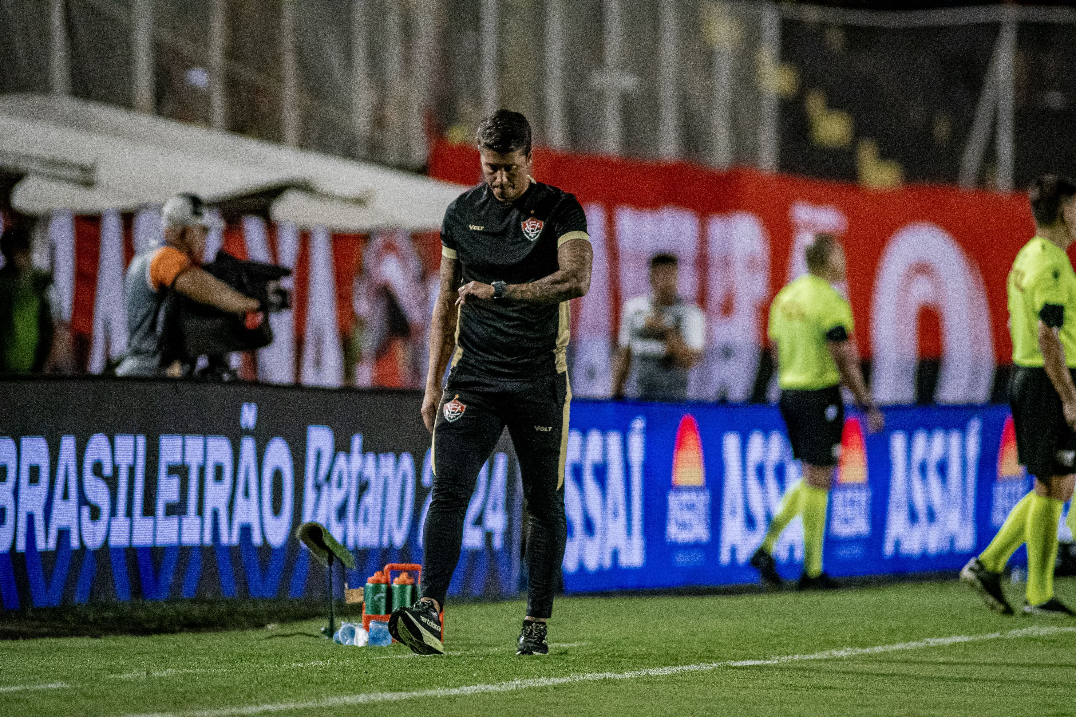 Carpini elogia jogo do Vitória contra o Atlético, mas pede: 'Sem euforia'