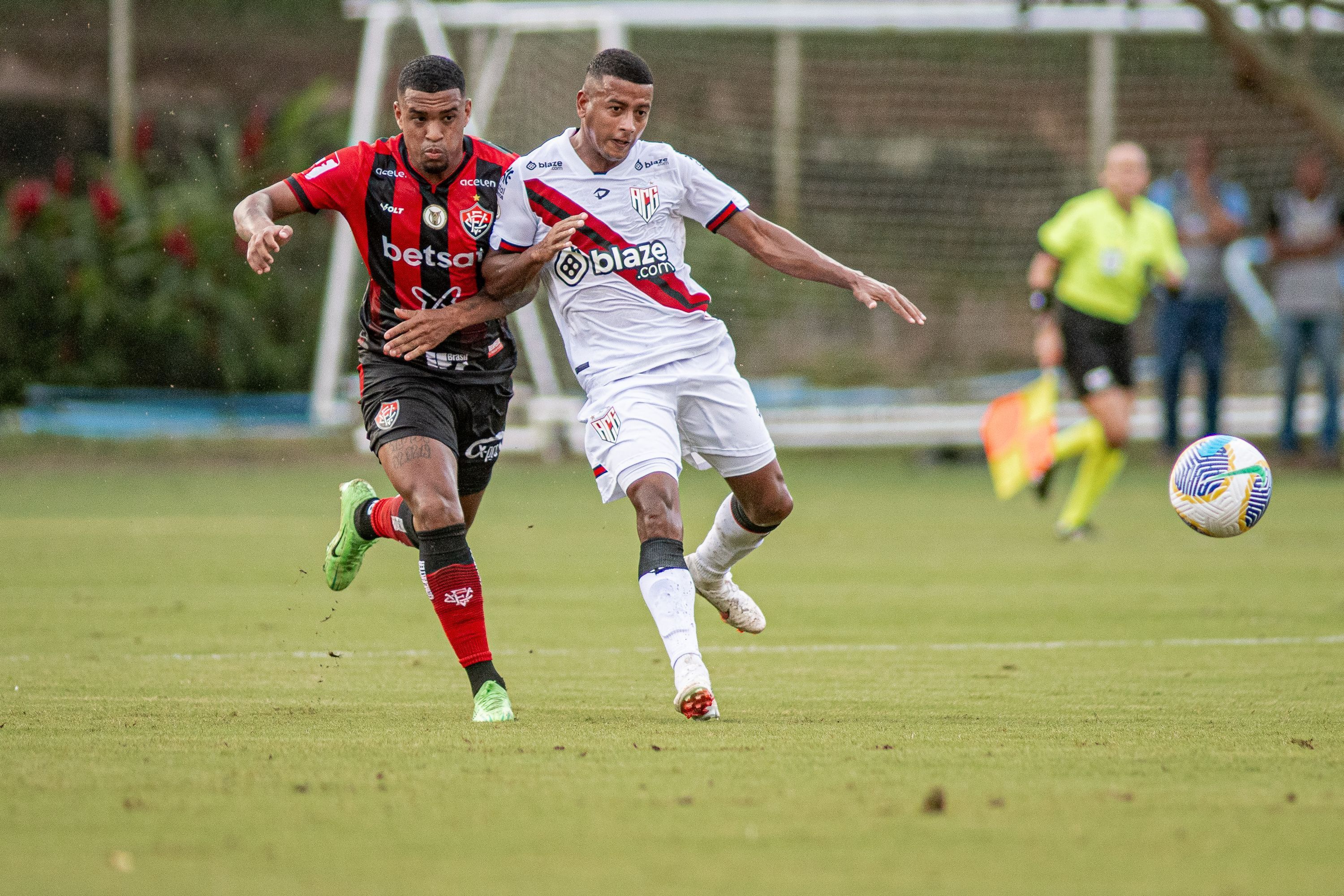 Atlético-GO vence no Barradão e afunda o Vitória no Z4 da Série A