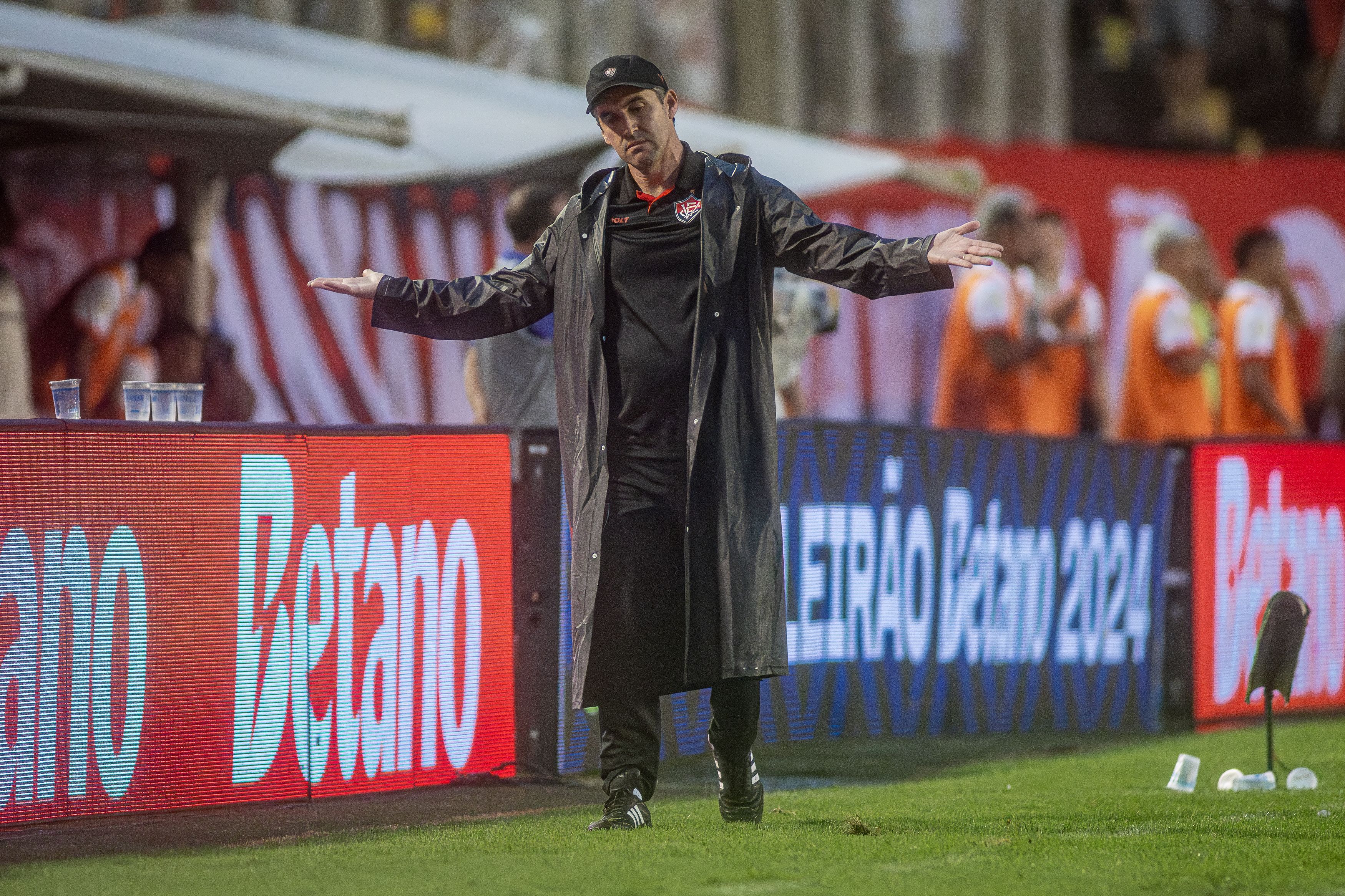 'O Vitória está reaprendendo a jogar a Série A', diz Condé após derrota