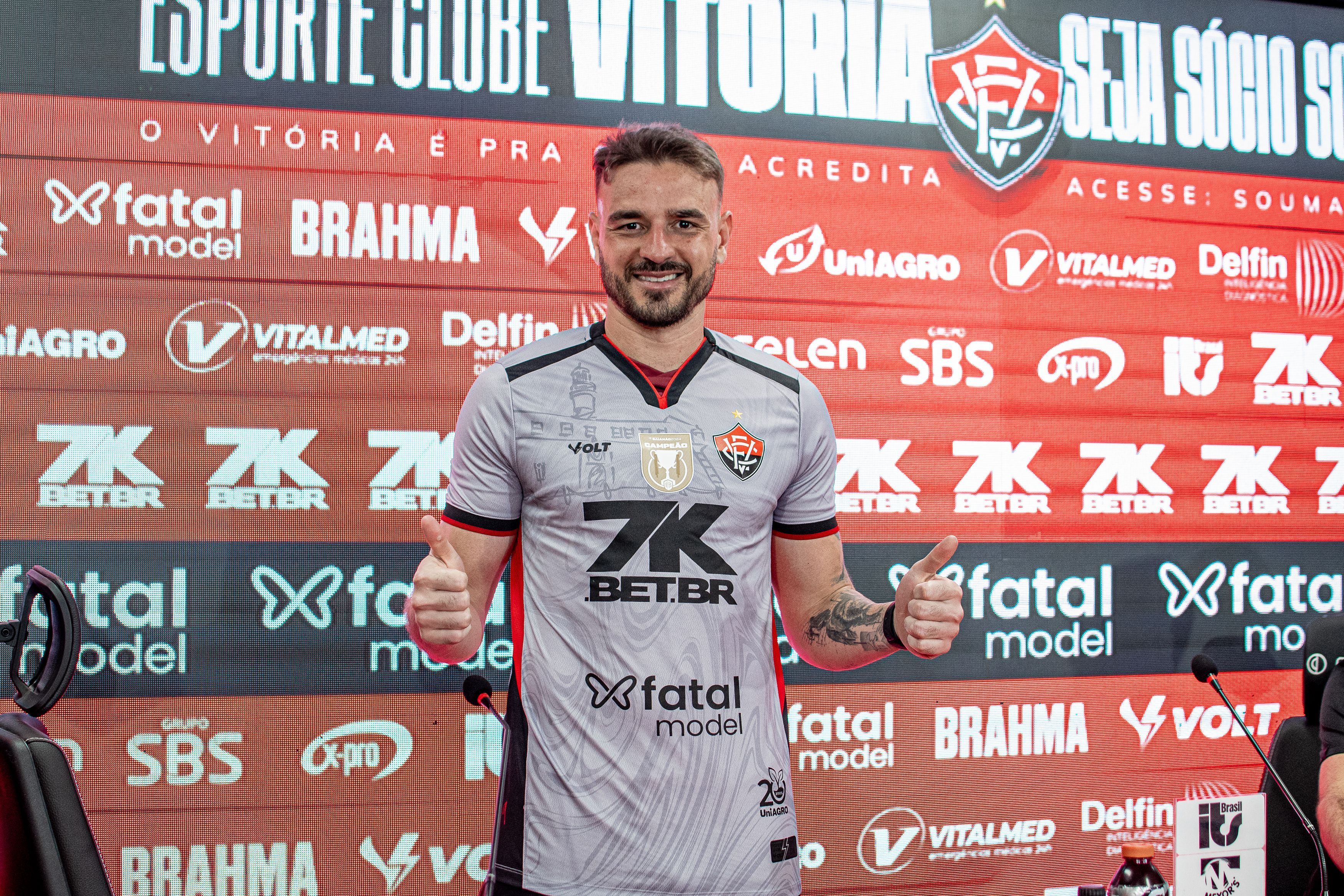 Reforço do Vitória, ex-goleiro do Cruzeiro reage a 'polêmica' e manda recado