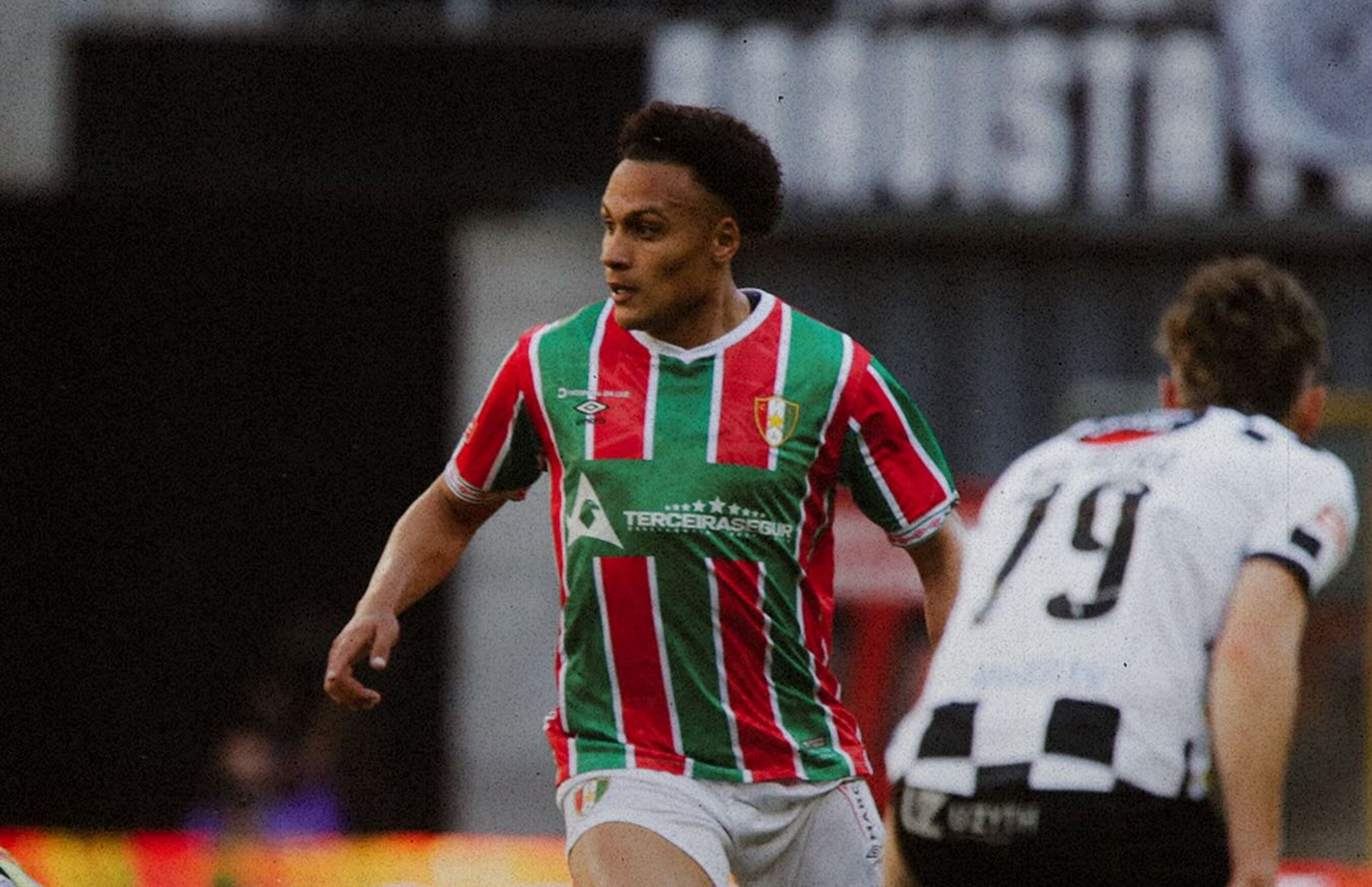 Vitória encaminha contratação de atacante revelado pelo Corinthians