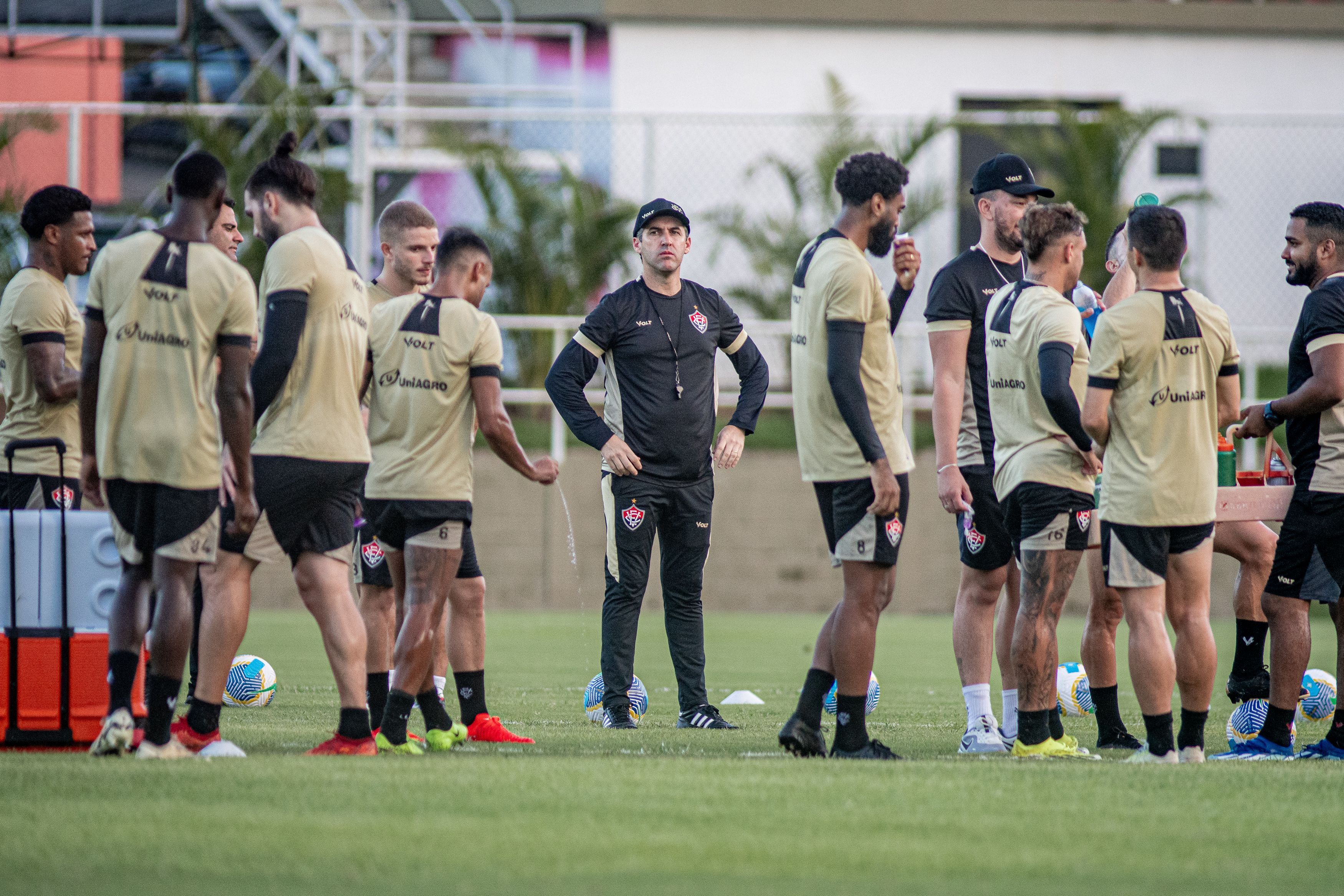 De olho no Cruzeiro, Vitória treina com titulares pela 1ª vez na semana