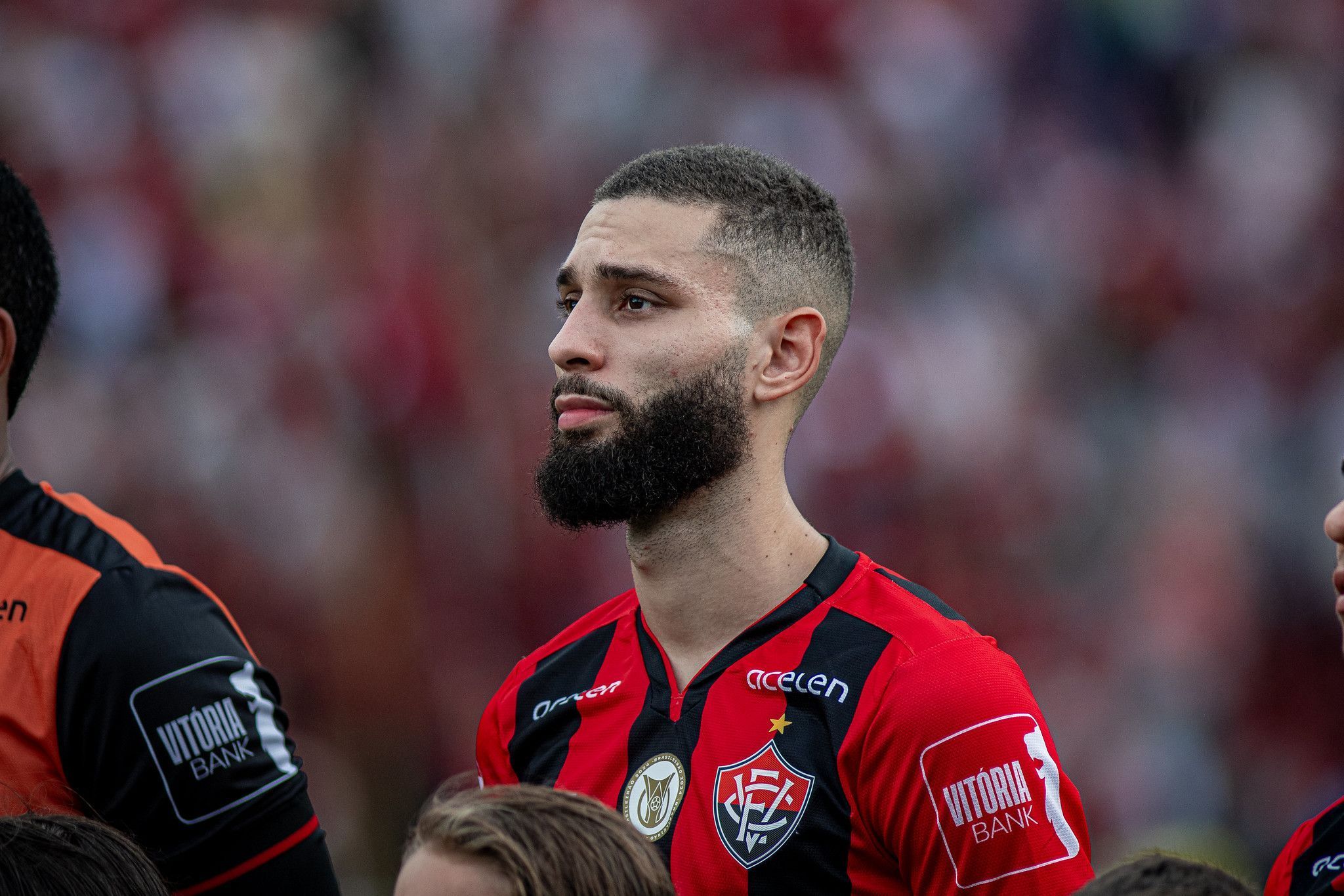 STJD toma decisão sobre zagueiro do Vitória que invadiu campo após expulsão