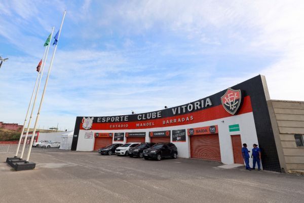 Bolasie, do Criciúma, se derrete por estádio do Vitória antes de enfrentar Bahia