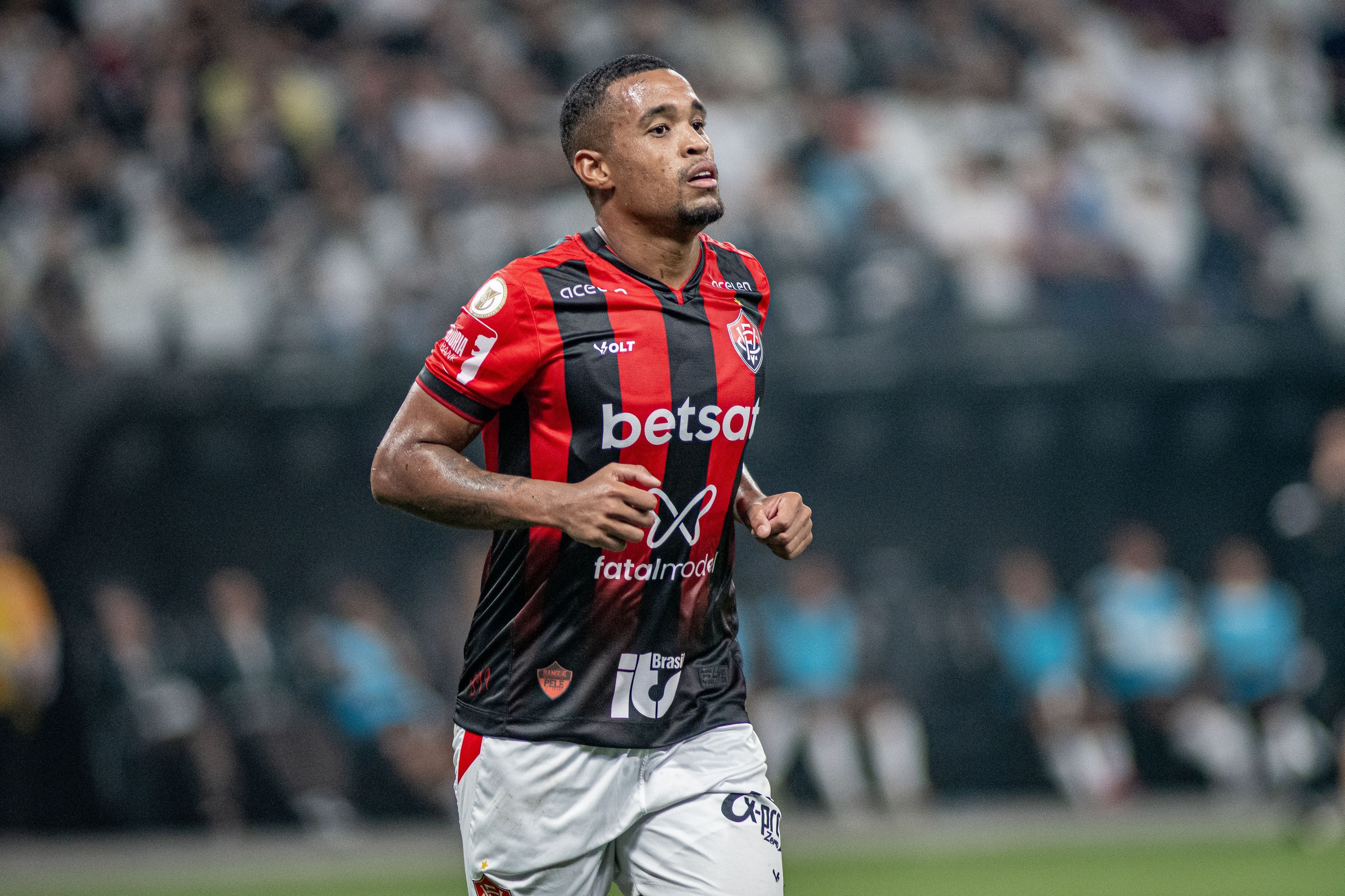 Com gols sobre o Corinthians, ex-Atlético quebra jejum de 3 meses pelo Vitória