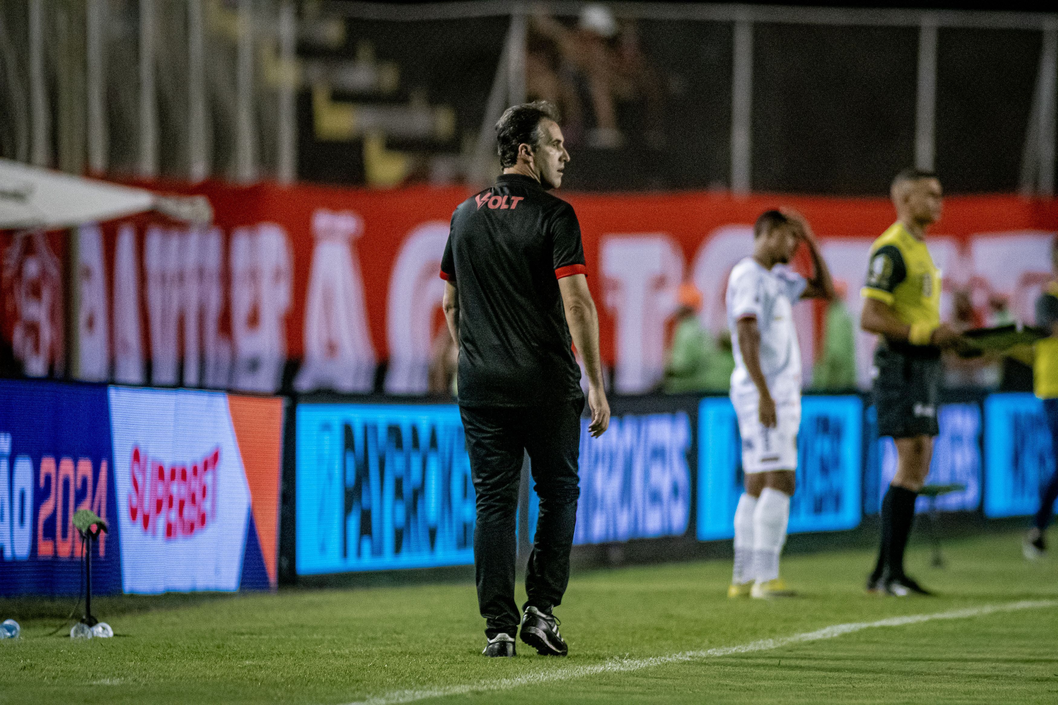 Técnico do Vitória manifesta apoio ao Fortaleza e cobra punição a responsáveis por ataque