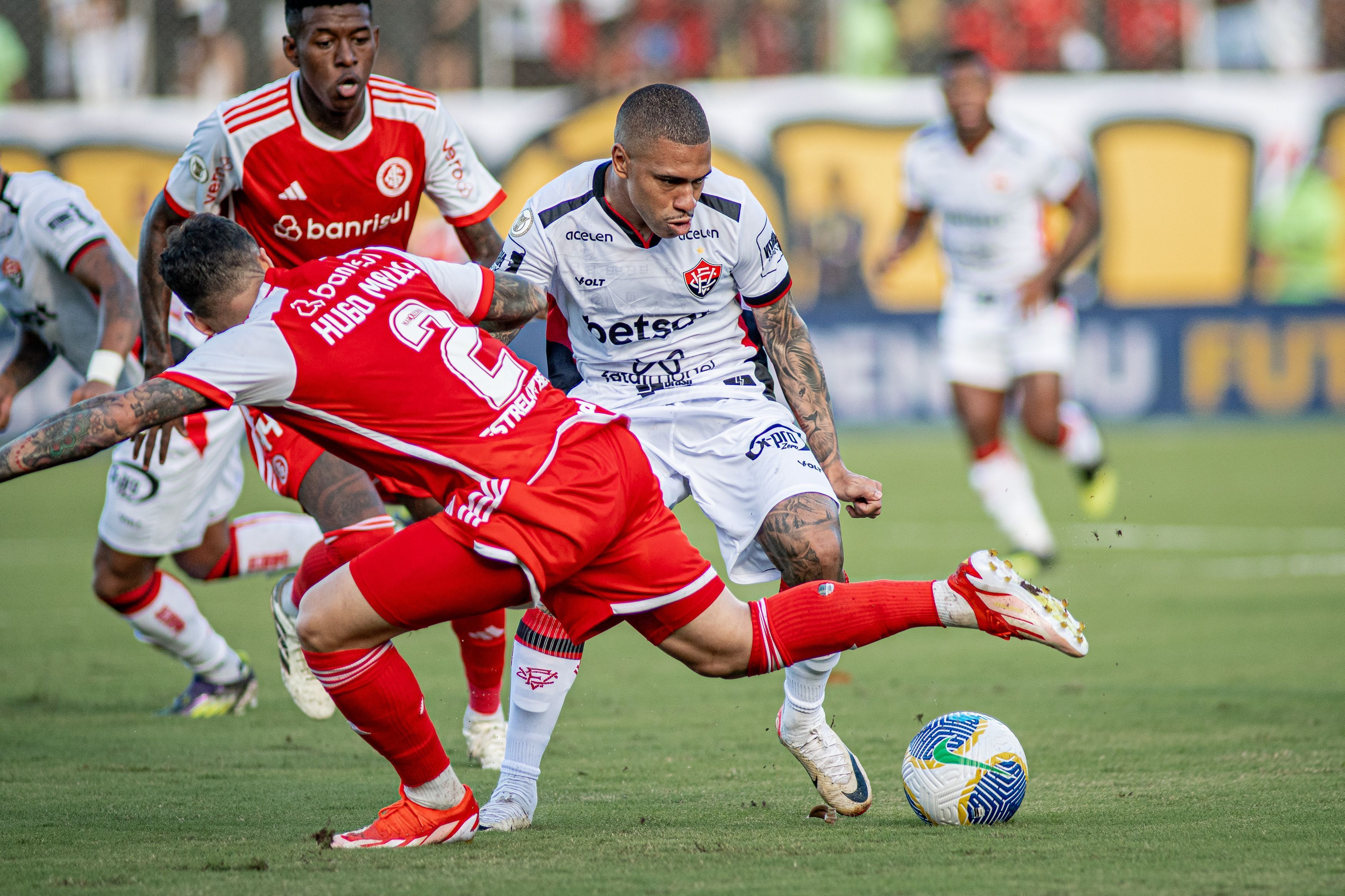 Vitória marca no fim, vence o Inter e desencanta no Brasileirão