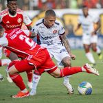 Vitória marca no fim, vence o Inter e desencanta no Brasileirão