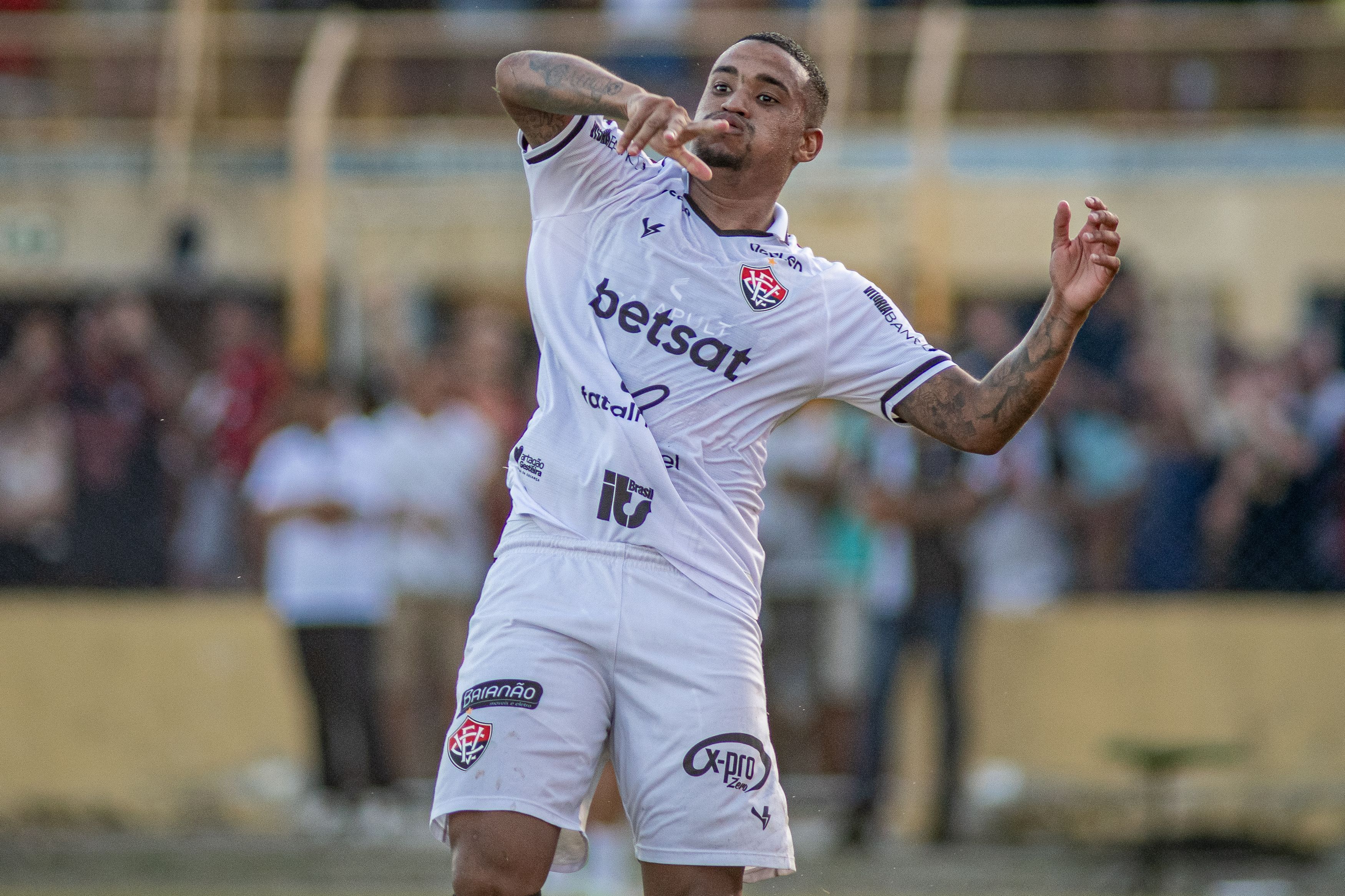 Ex-Atlético marca, e Vitória encaminha vaga na final do Campeonato Baiano