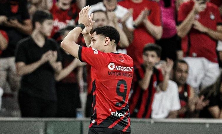 Barcelona define data para apresentação de Vitor Roque, ex-Athletico-PR