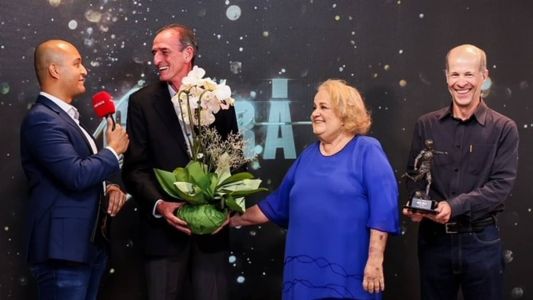 Viúva de Jair Bala, Sônia Albano recebeu o prêmio das mãos de Ricardo Guimarães, presidente do Banco Bmg