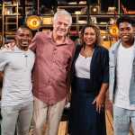 Mãe de Endrick, do Palmeiras, corta namorada do jogador em foto, e fãs reagem