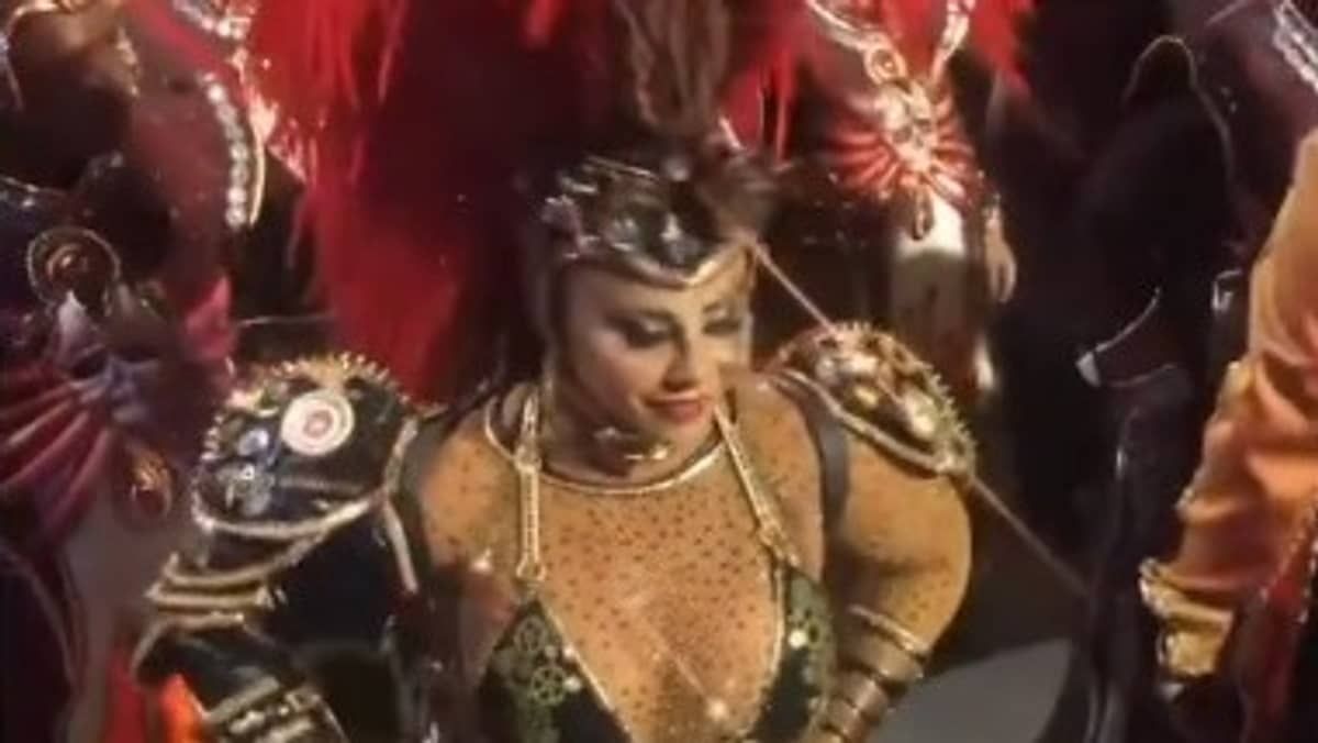 Vivianne Araújo, rainha da Salgueiro, esbanja sensualidade na Sapucaí