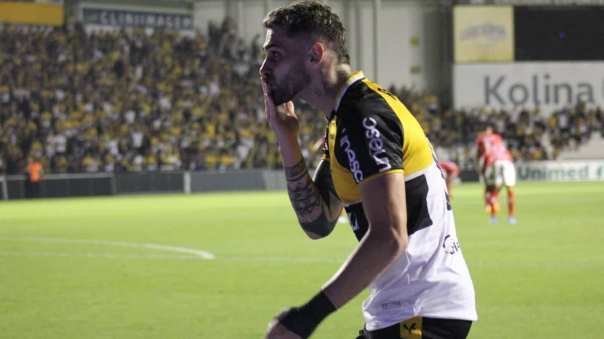 Goleiro defende pênalti no fim, Criciúma vence Vila Nova e entra no G4 da Série B