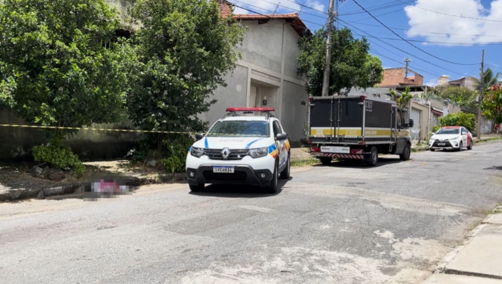 Vizinhos encontraram corpo de recém-nascido no lixo em BH enquanto varriam a rua