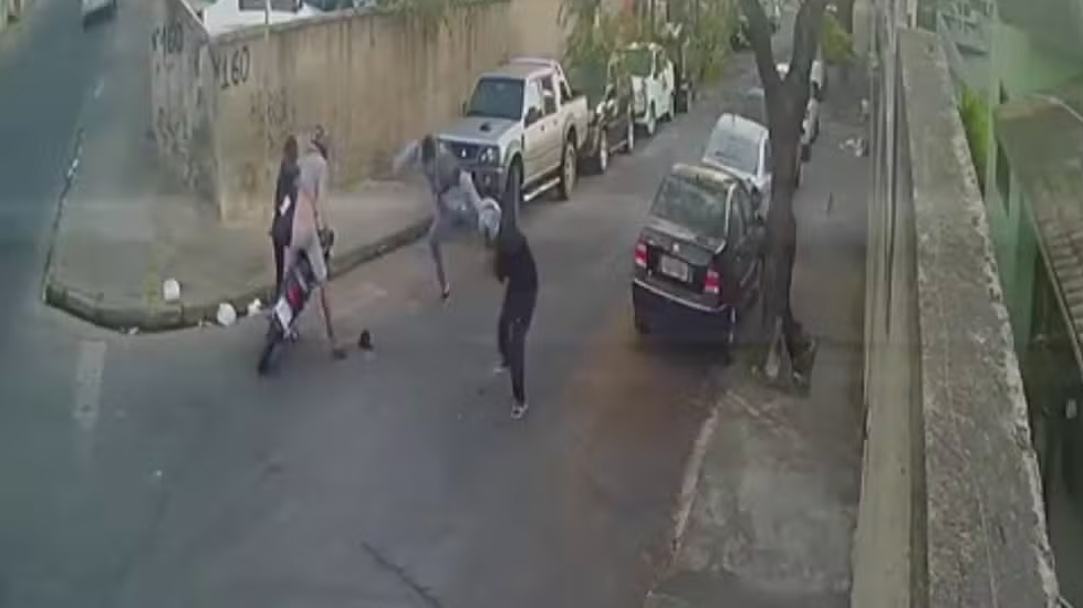 Vídeo: Homens apanham e levam voadora em tentativa de roubo em BH