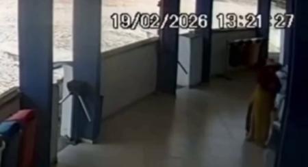 Imagens registradas por câmeras de segurança do local mostram o momento da depredação