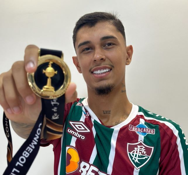 Suspenso do futebol, Vitor Mendes recebe medalha de campeão da Libertadores