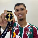Suspenso do futebol, Vitor Mendes recebe medalha de campeão da Libertadores