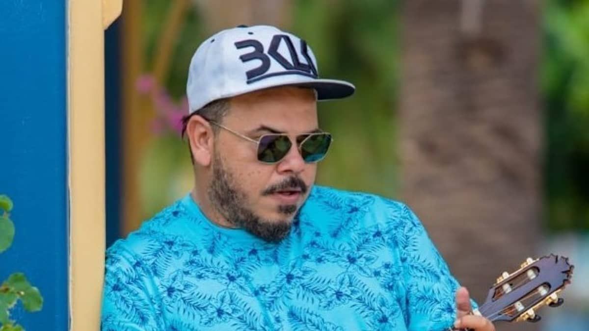 Renatinho, vocalista do Bokaloka, enfarta em show e Arlindinho assume seu lugar no palco